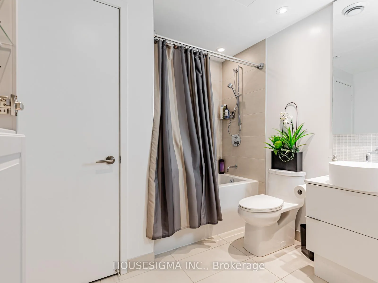 Photo 15 of Unit 1201, 185 Roehampton Avenue, Toronto, Mount Pleasant West — HOMEH