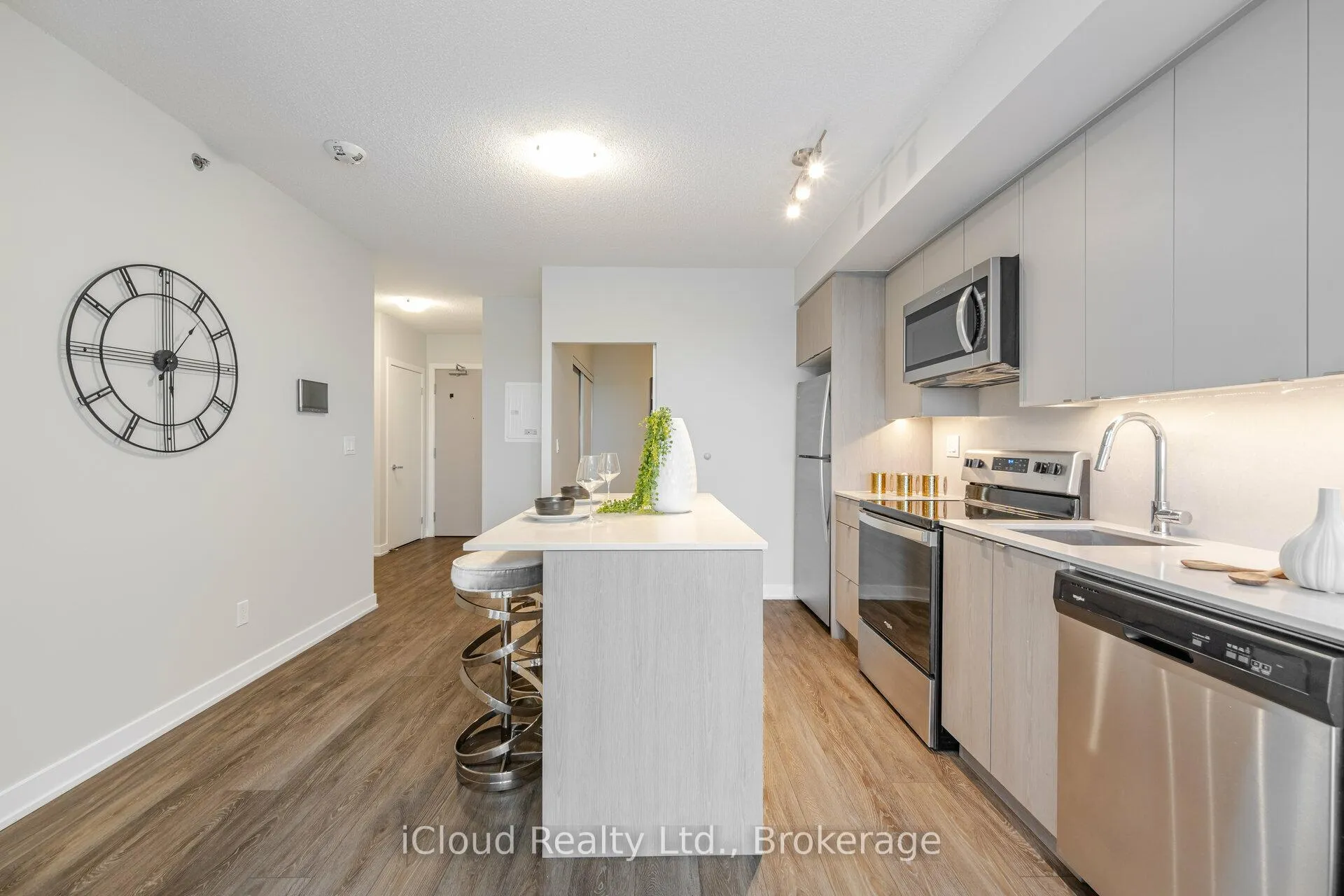Photo 8 of 3200 Dakota Common, Burlington, Alton — HOMEH