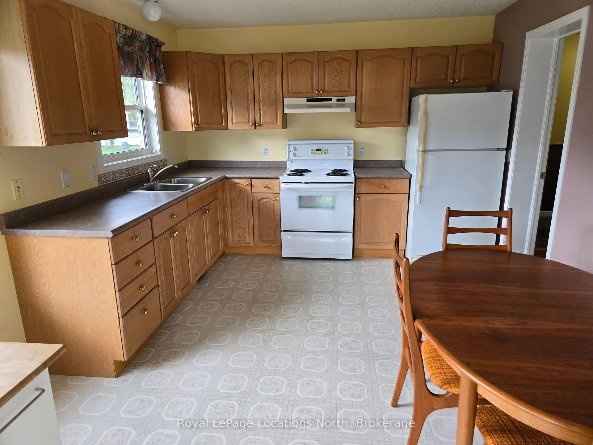 Photo 10 of 4 St. James Place, Wasaga Beach — HOMEH