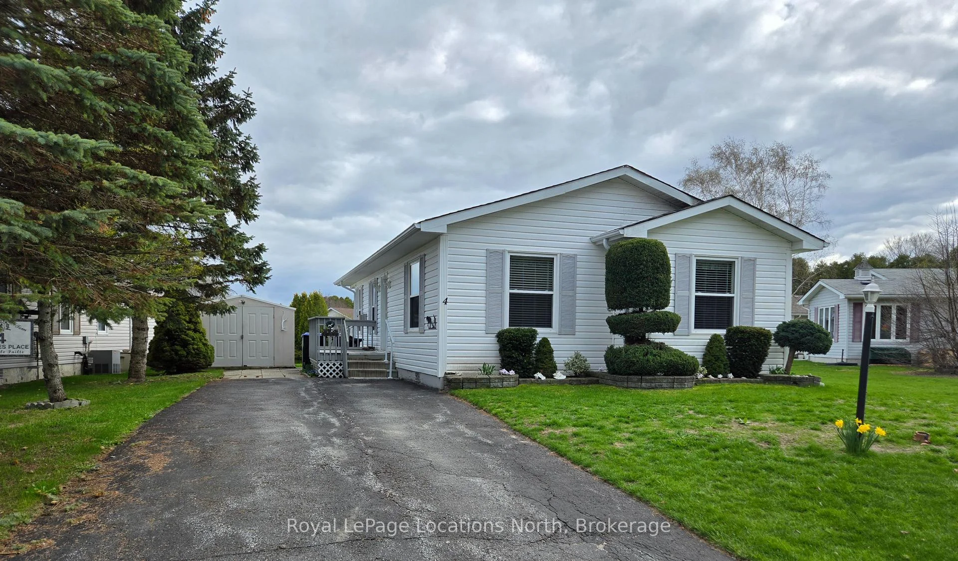 Photo 2 of 4 St. James Place, Wasaga Beach — HOMEH