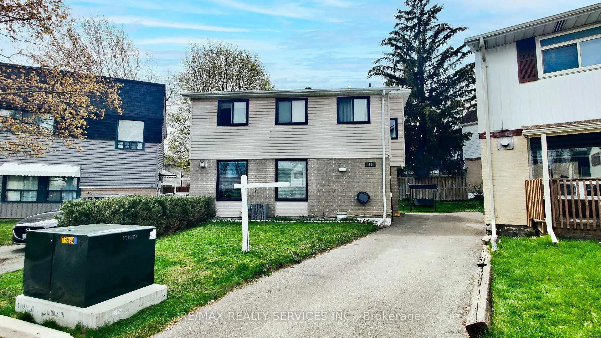 Photo 2 of 30 Haley Court, Brampton, Central Park — HOMEH