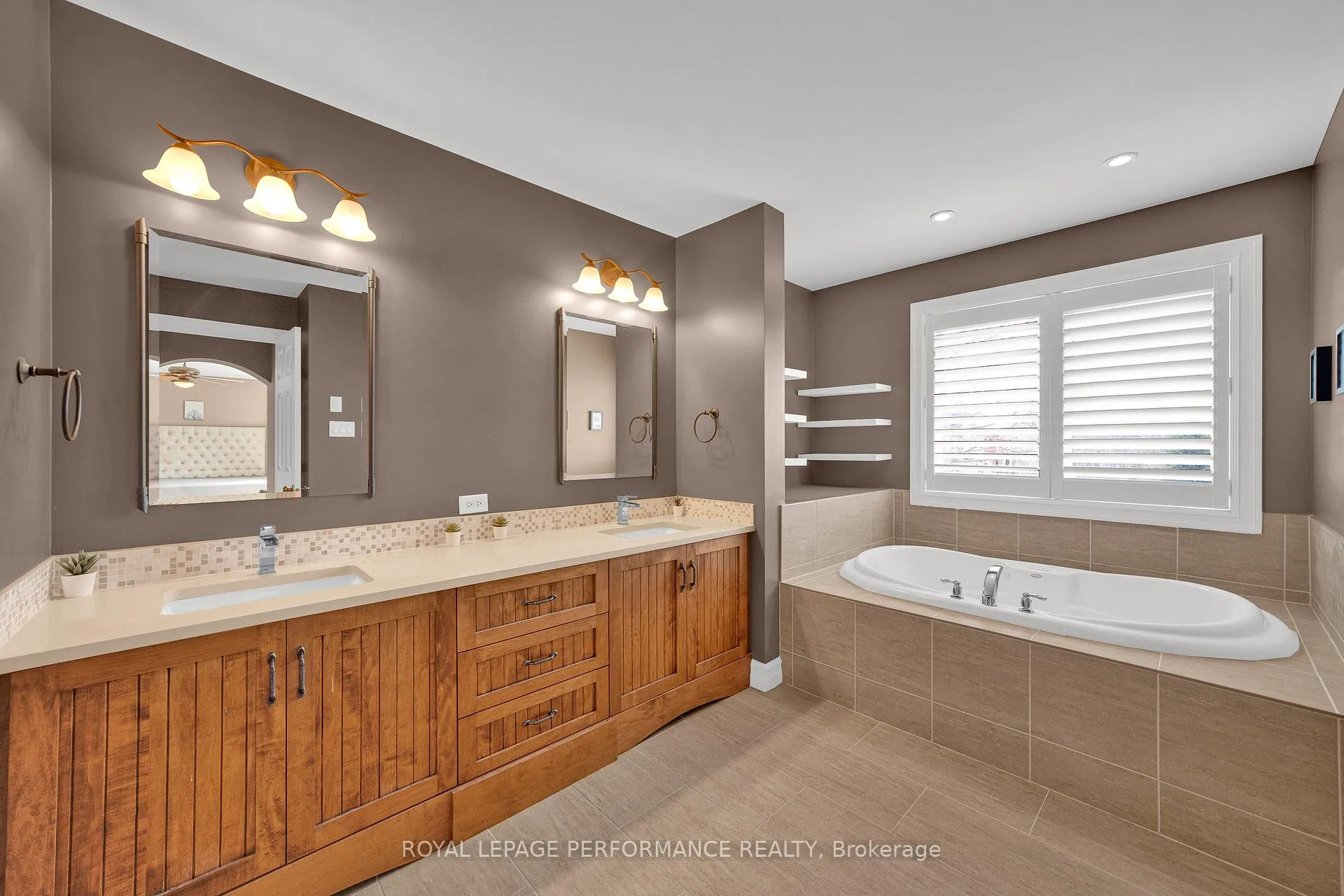 Photo 18 of 590 Kochar Drive, Ottawa, Mooneys Bay — HOMEH