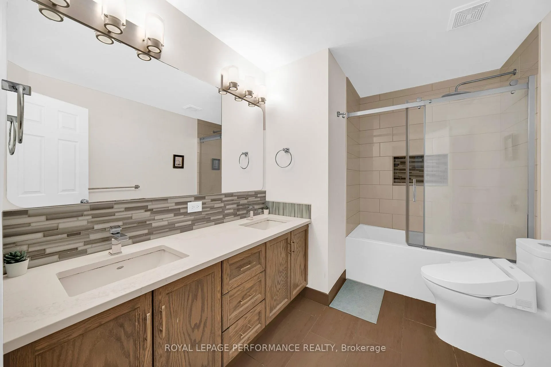 Photo 21 of 590 Kochar Drive, Ottawa, Mooneys Bay — HOMEH