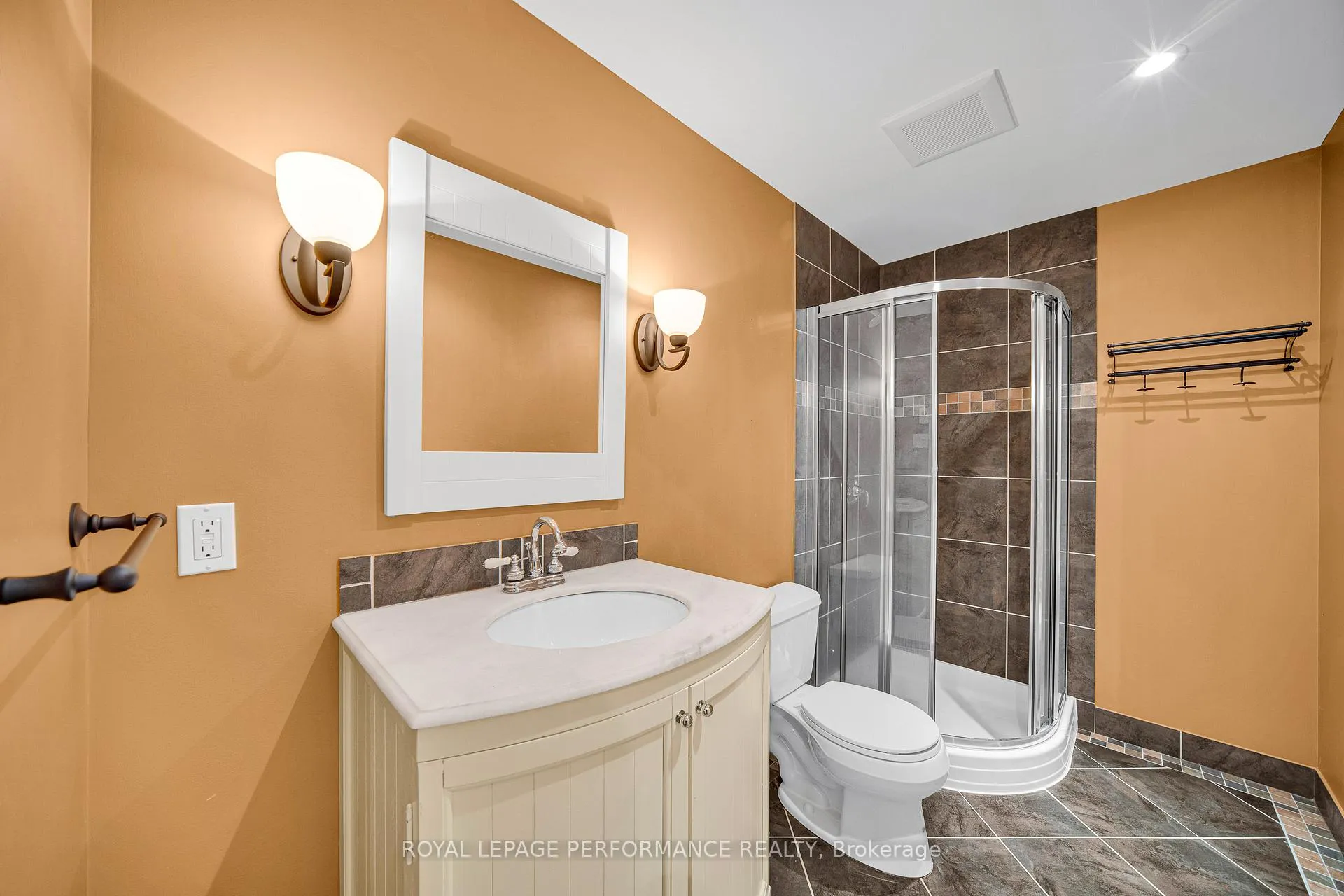 Photo 30 of 590 Kochar Drive, Ottawa, Mooneys Bay — HOMEH
