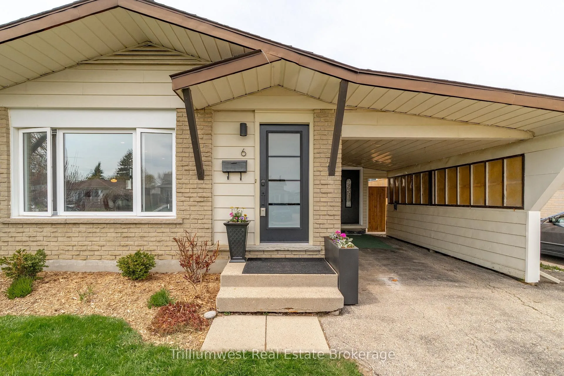 Photo 2 of 6 Broken Oak Crescent, Kitchener, Forest Heights — HOMEH