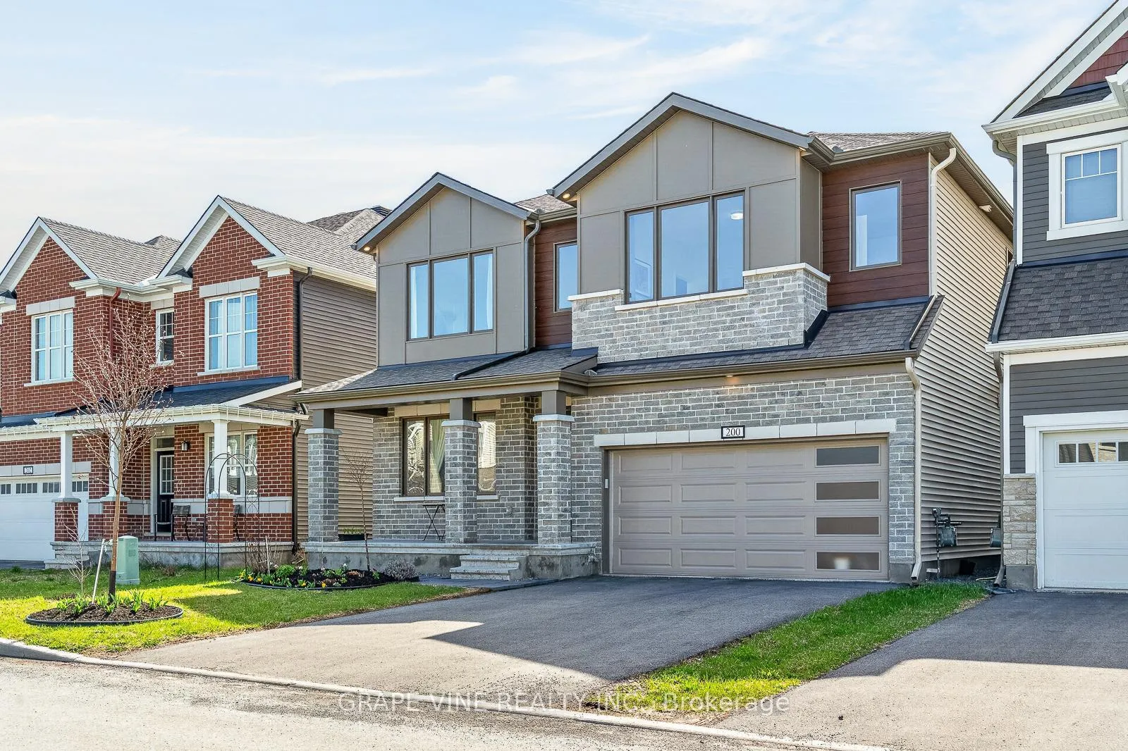 Photo 2 of 200 Yearling Circle, Ottawa, Goulbourn Twp From Franktown Rd/South To Rideau — HOMEH