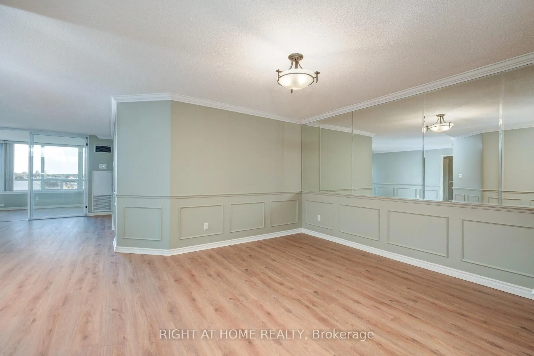 Photo 10 of Unit 1116, 610 Bullock Drive, Markham, Markville — HOMEH