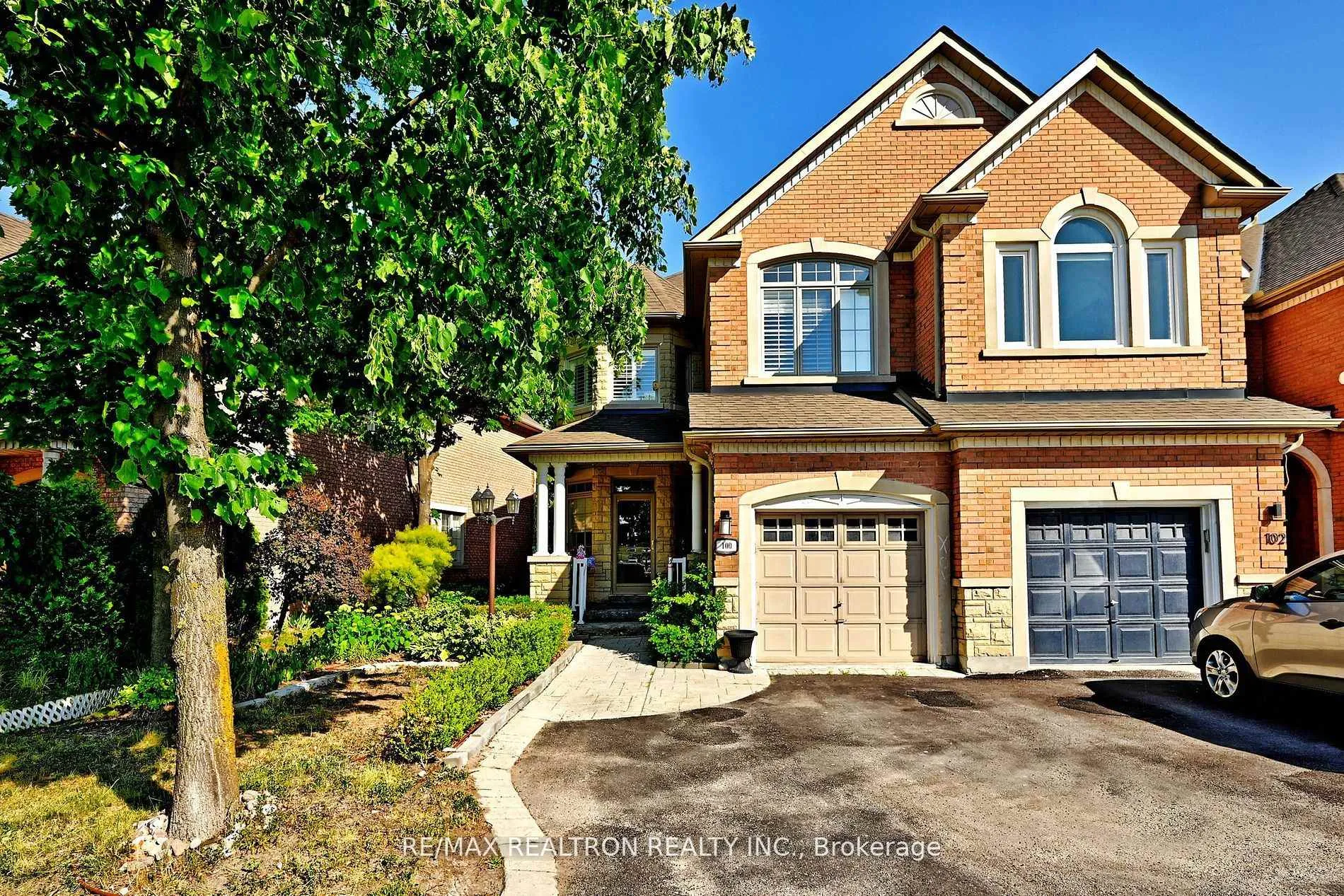 Photo 2 of 100 Kingsbridge Circle, Vaughan, Beverley Glen — HOMEH