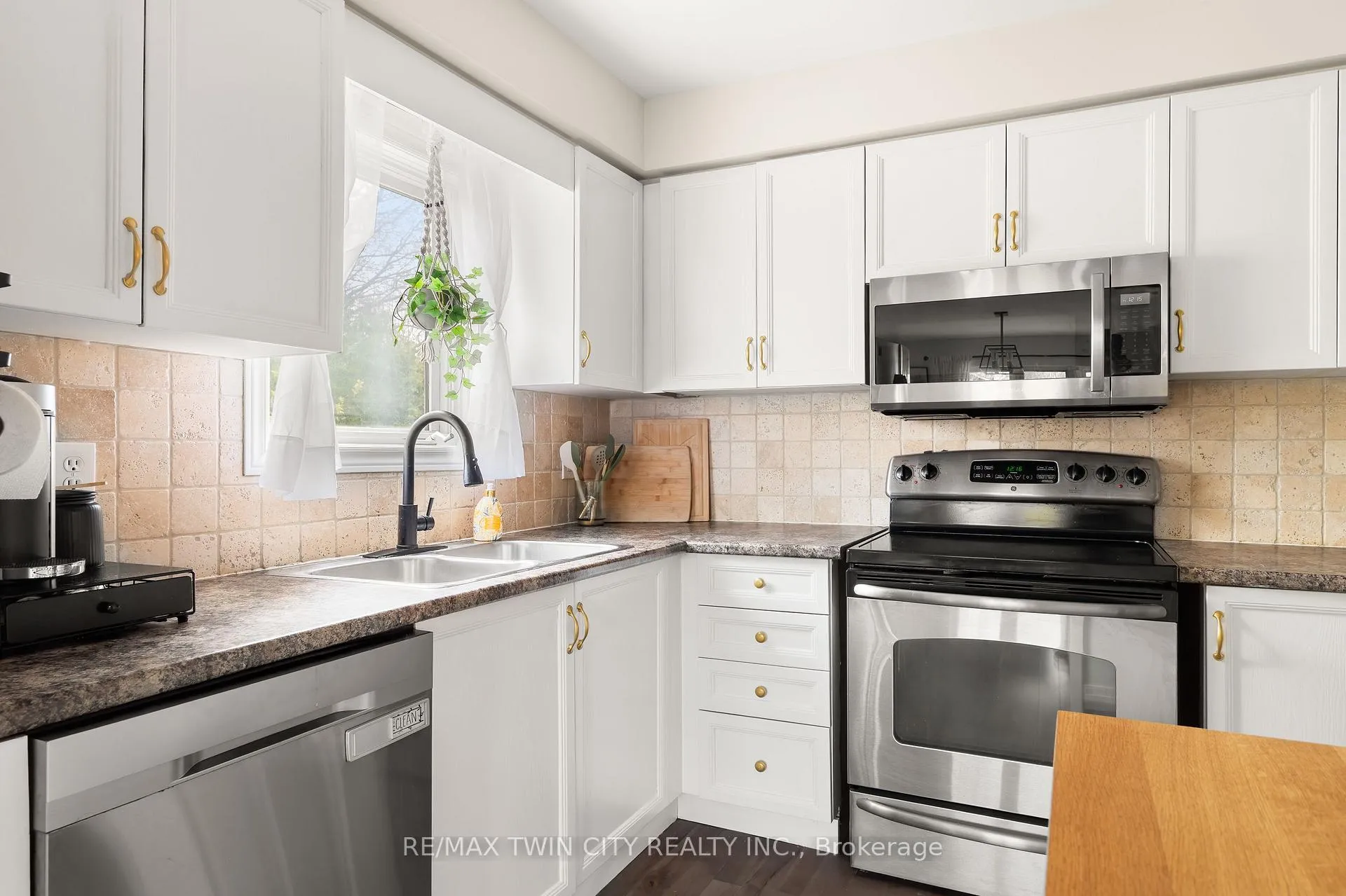 Photo 12 of 172 General Drive, Kitchener — HOMEH