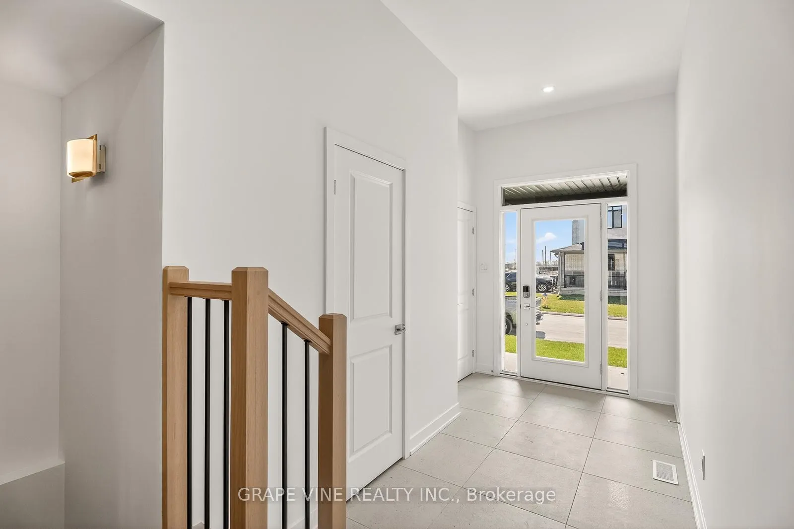 Photo 5 of 93 San Felice Circle, Ottawa, Kanata - Emerald Meadows/Trailwest — HOMEH