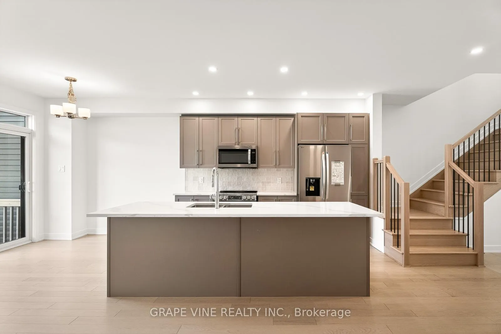 Photo 10 of 93 San Felice Circle, Ottawa, Kanata - Emerald Meadows/Trailwest — HOMEH