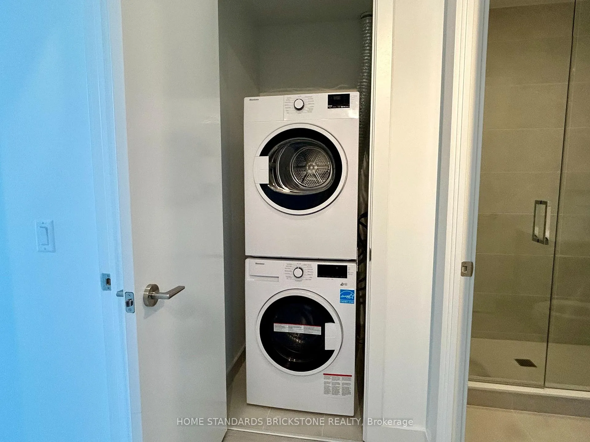 Photo 4 of Unit 221, 6 Greenbriar Road, North York, Bayview Village — HOMEH