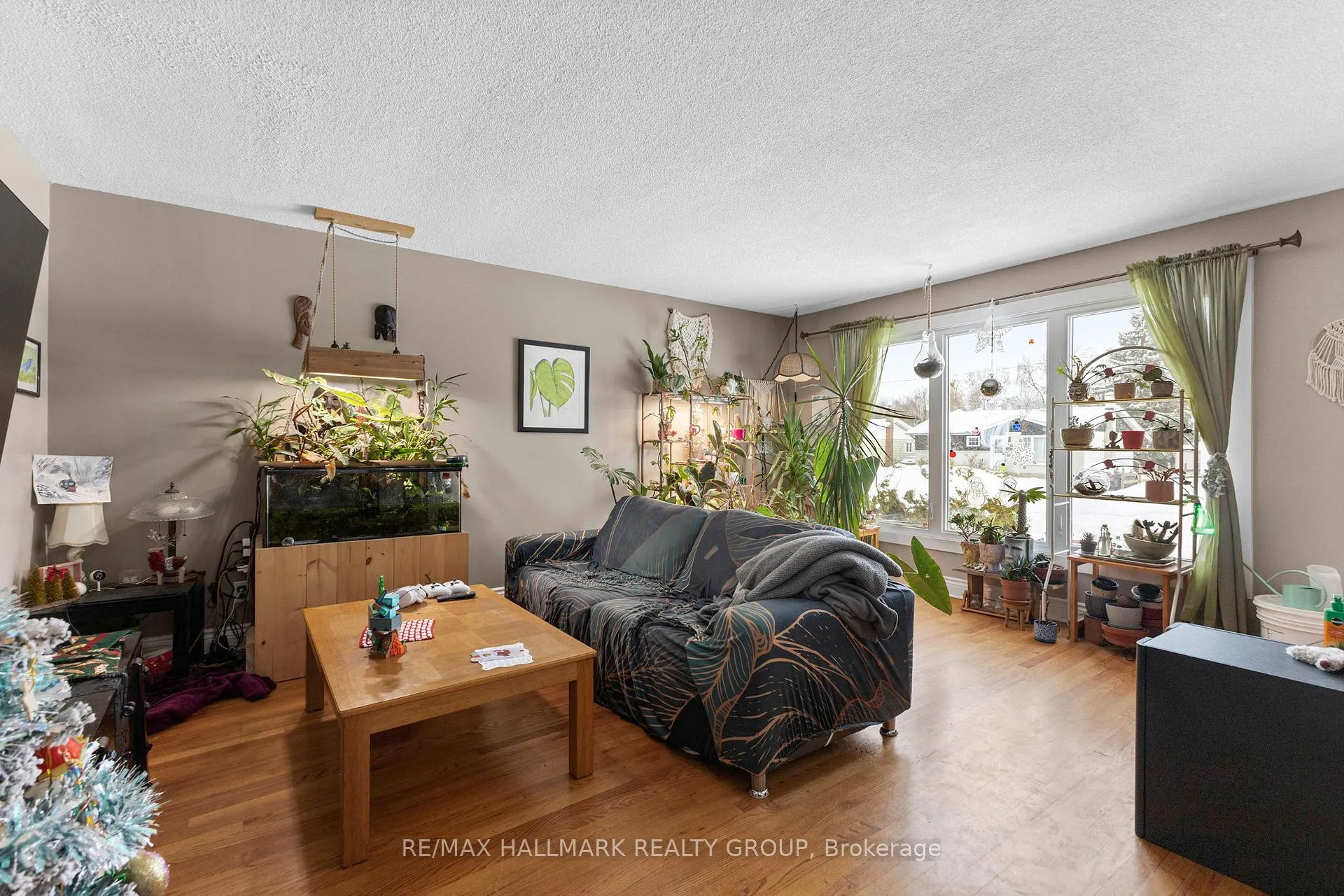Photo 2 of 816 Willow Avenue, Ottawa, Chatelaine Village — HOMEH