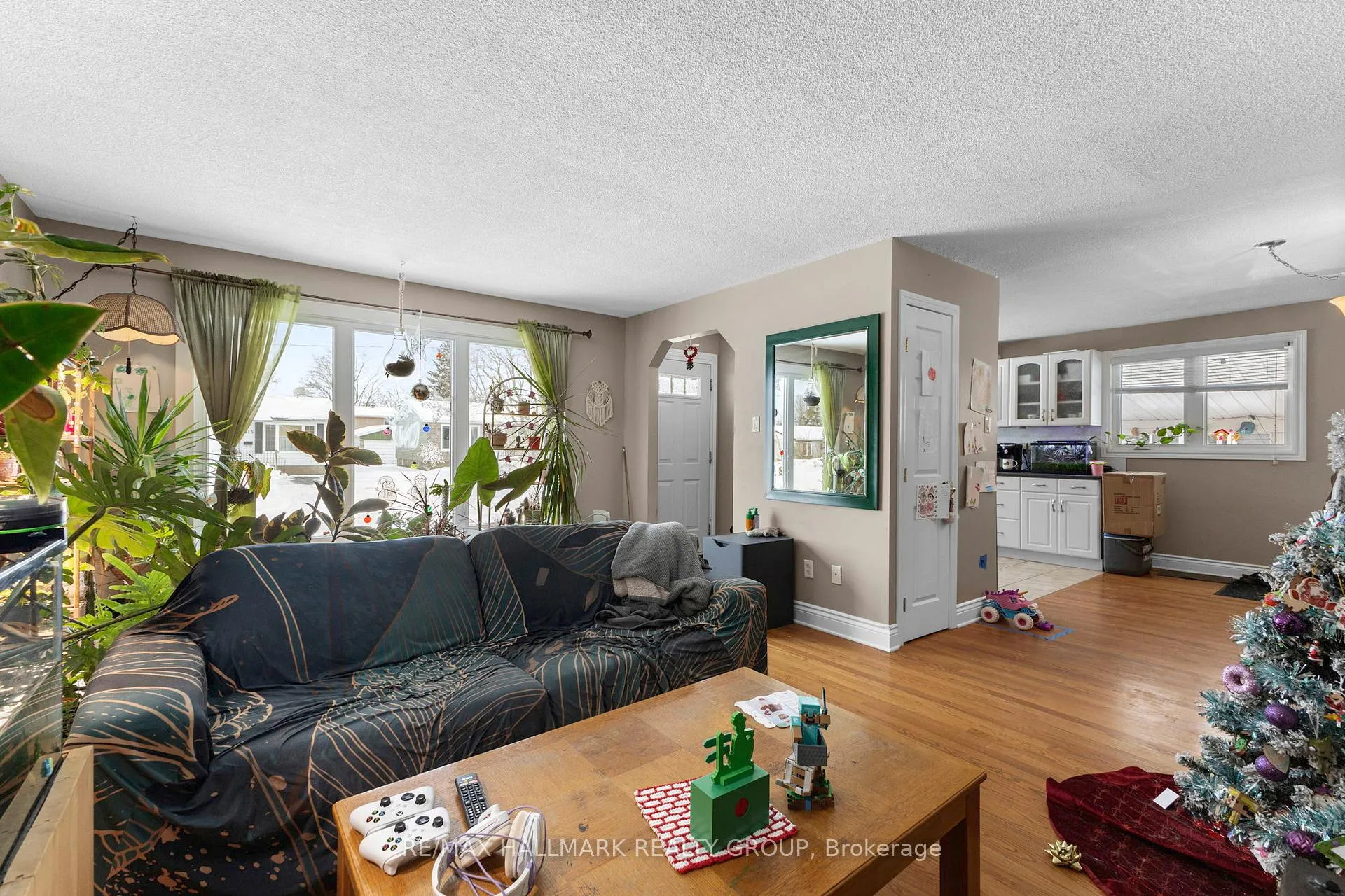 Photo 3 of 816 Willow Avenue, Ottawa, Chatelaine Village — HOMEH