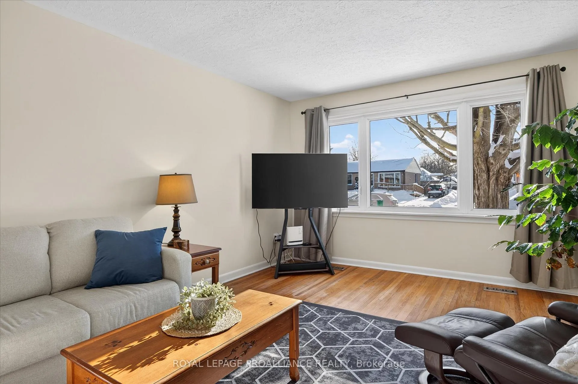 Photo 5 of 260 Bellevue Street, Peterborough, Northcrest Ward 5 — HOMEH