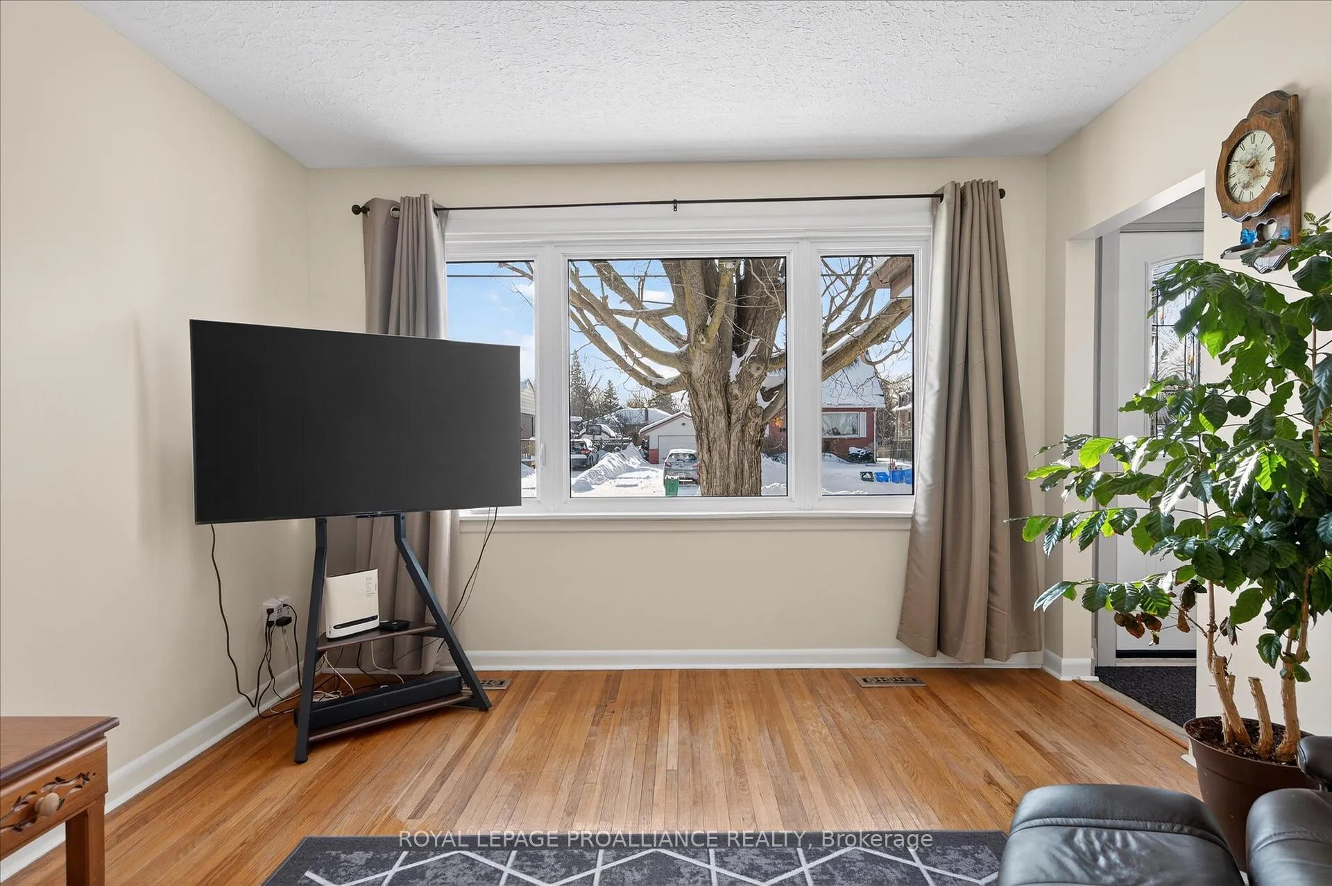 Photo 6 of 260 Bellevue Street, Peterborough, Northcrest Ward 5 — HOMEH
