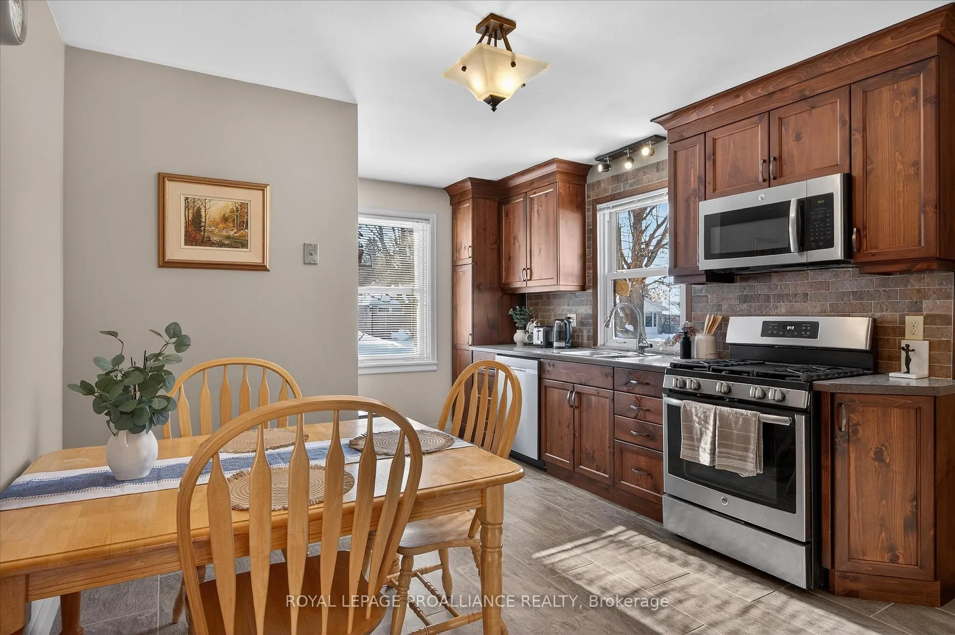 Photo 7 of 260 Bellevue Street, Peterborough, Northcrest Ward 5 — HOMEH