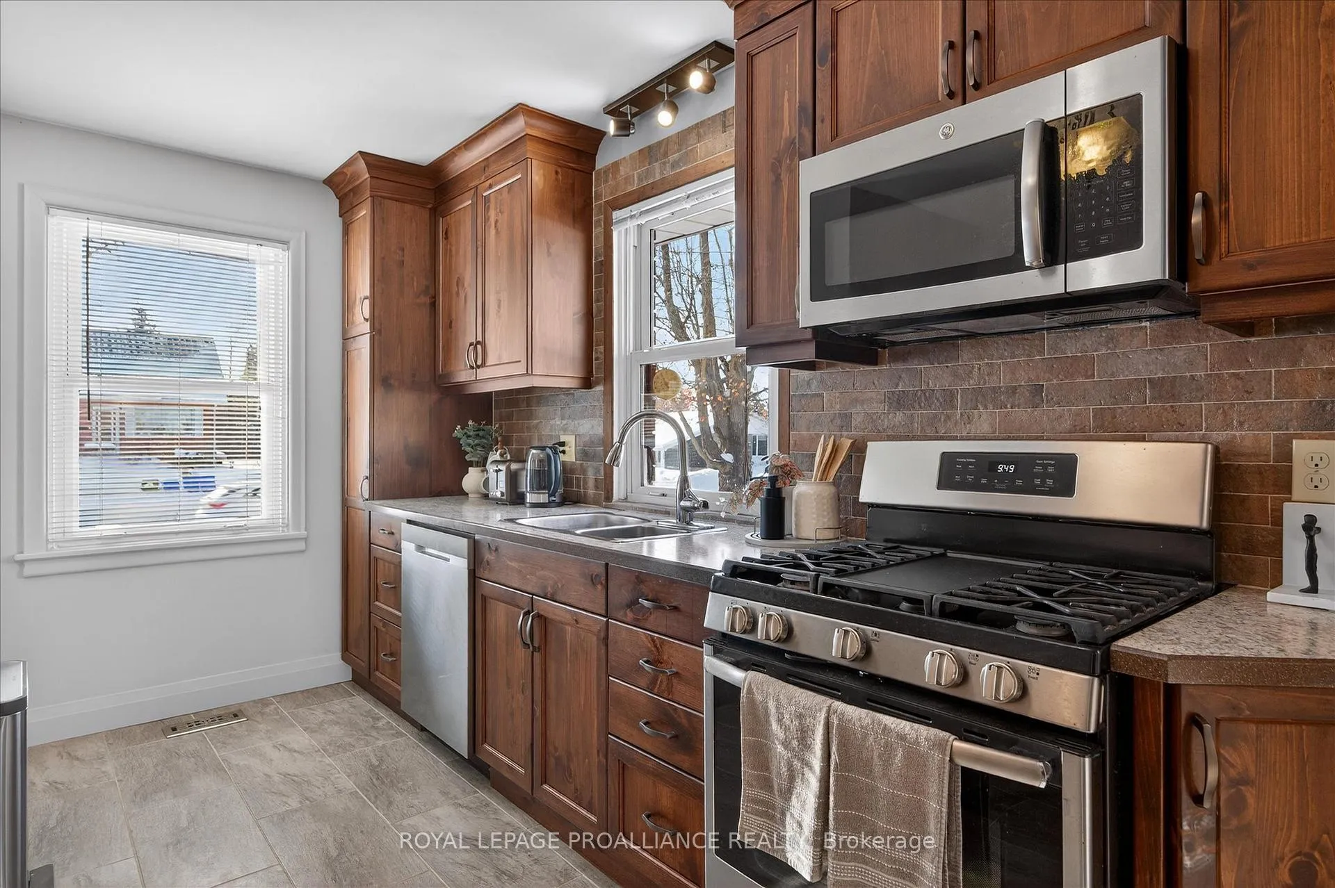 Photo 8 of 260 Bellevue Street, Peterborough, Northcrest Ward 5 — HOMEH