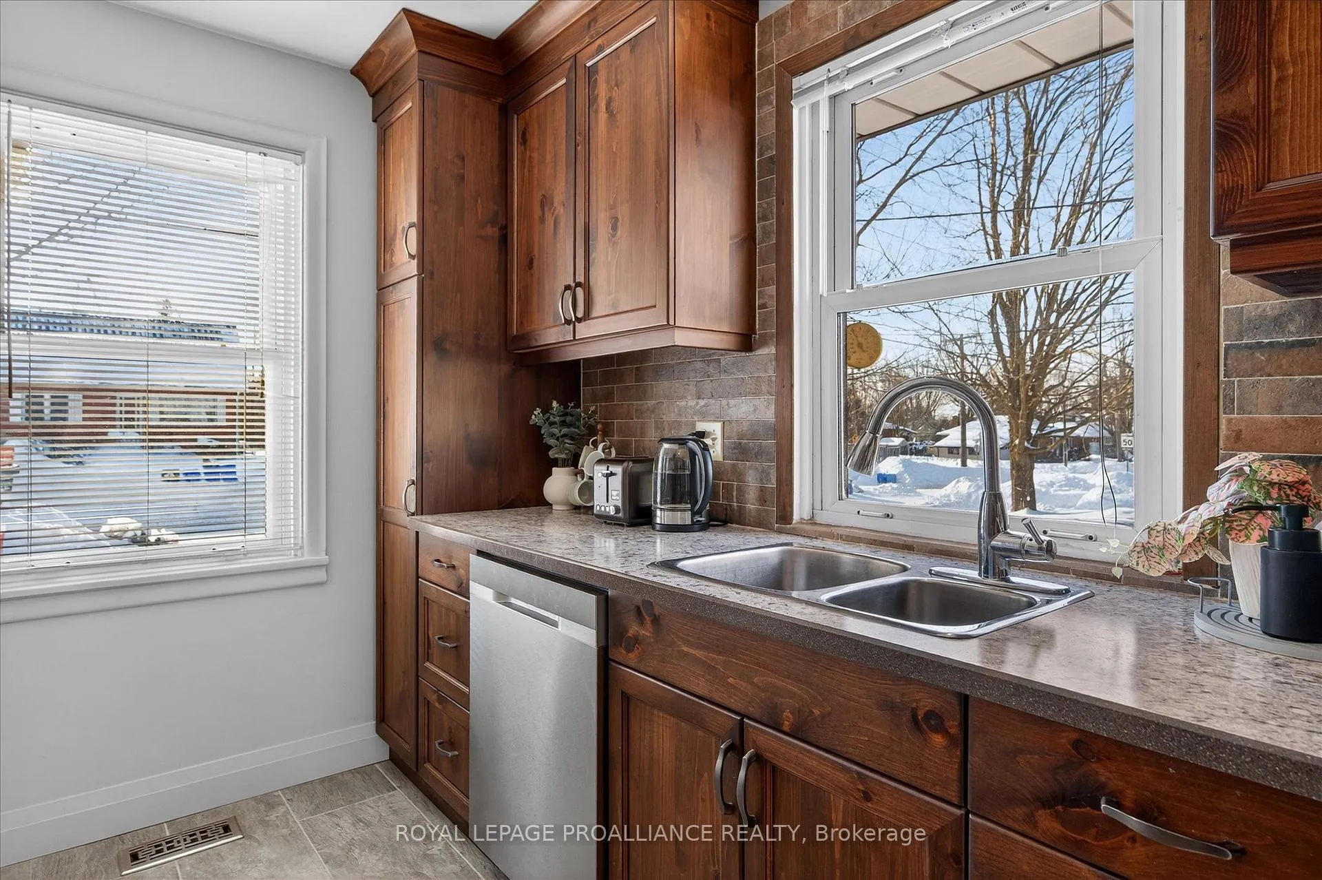 Photo 10 of 260 Bellevue Street, Peterborough, Northcrest Ward 5 — HOMEH