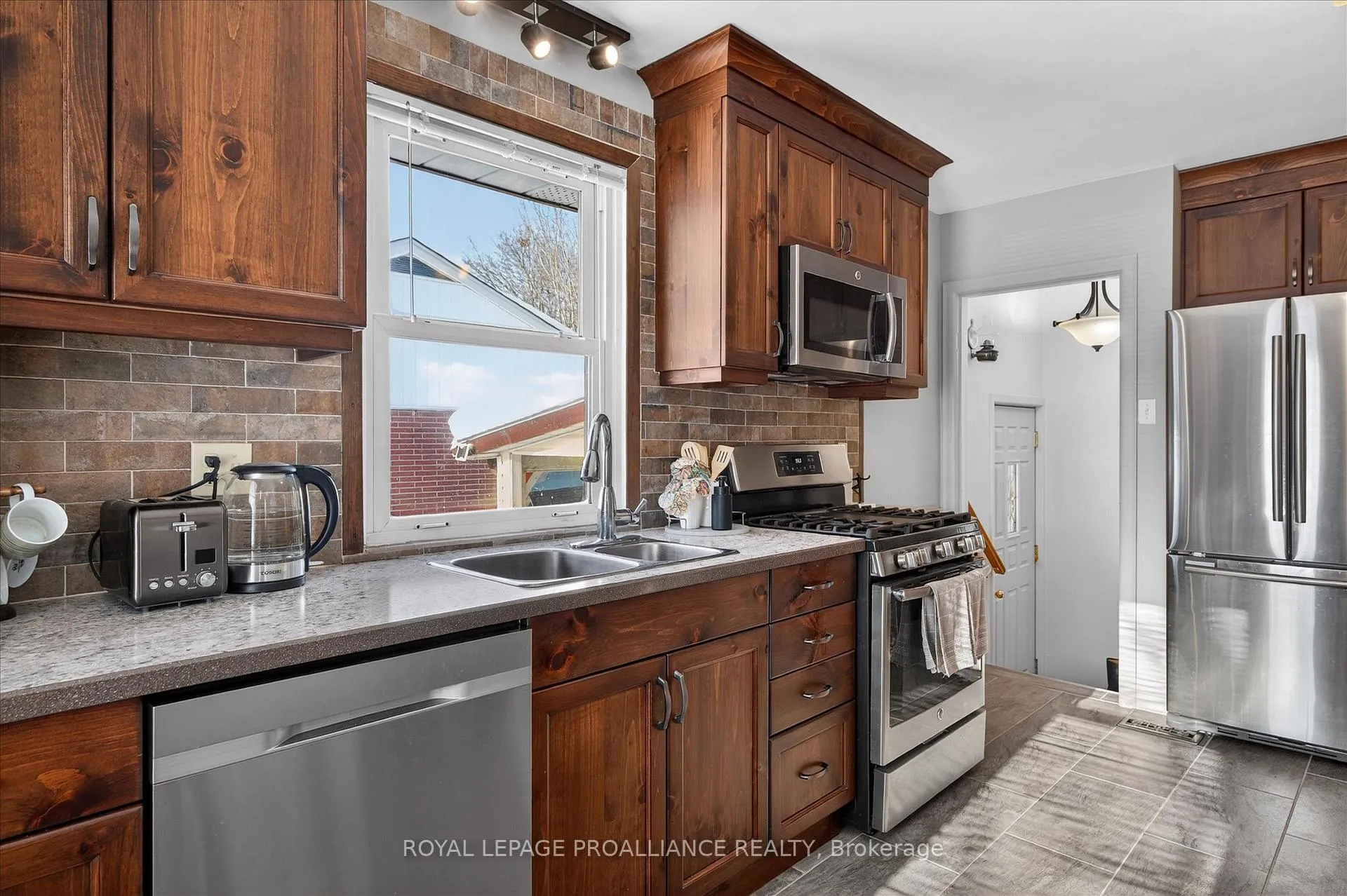 Photo 11 of 260 Bellevue Street, Peterborough, Northcrest Ward 5 — HOMEH