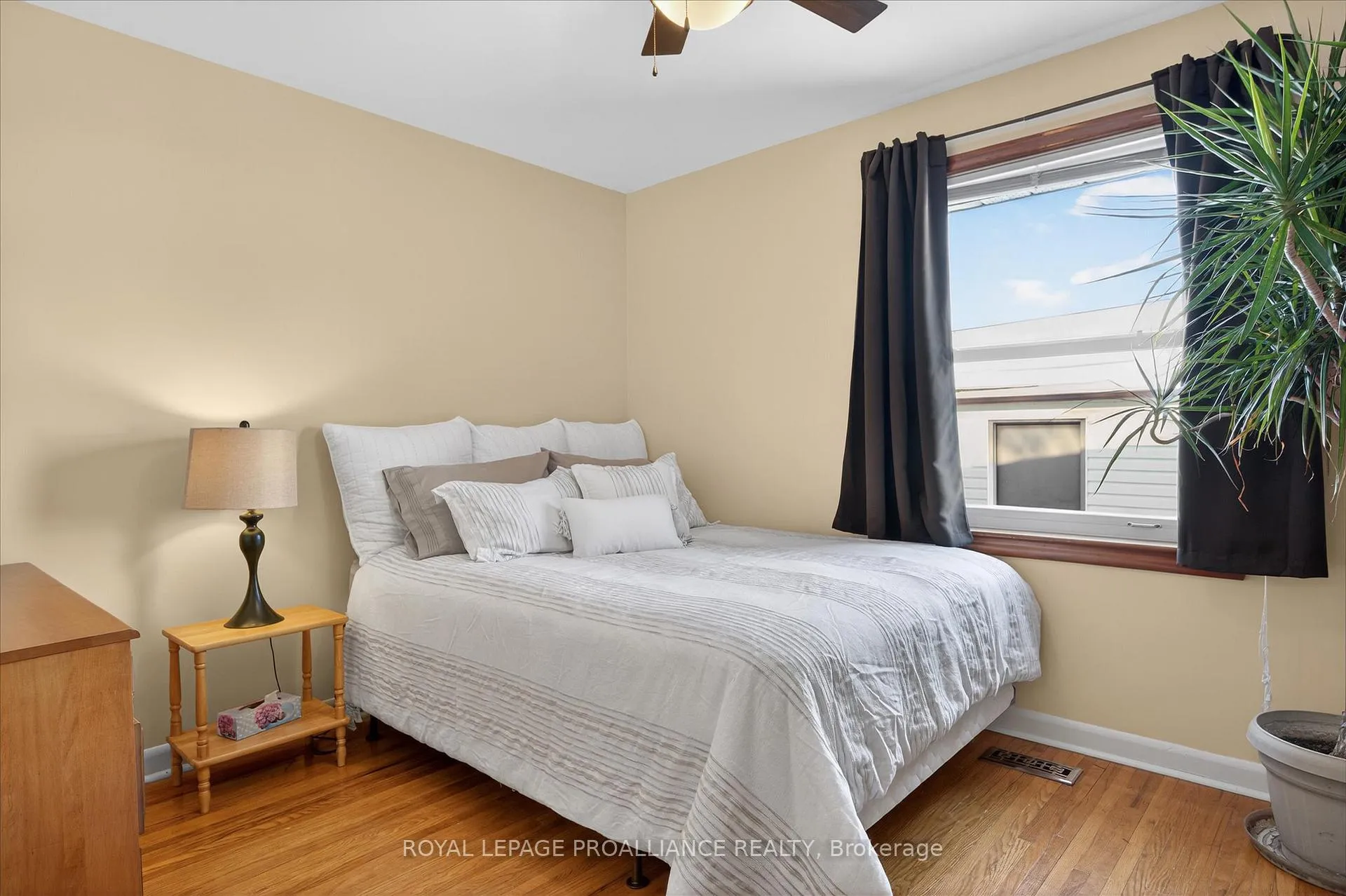 Photo 20 of 260 Bellevue Street, Peterborough, Northcrest Ward 5 — HOMEH