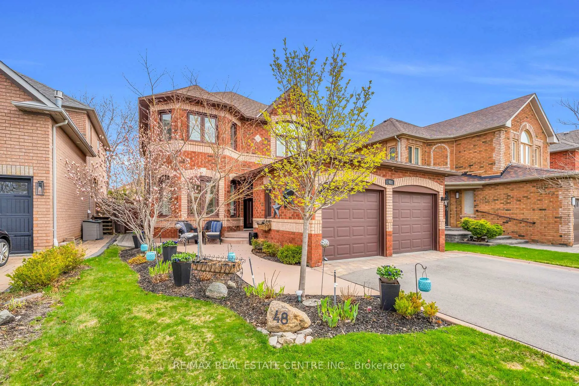 Photo 2 of 48 Chester Crescent, Halton Hills, Georgetown — HOMEH