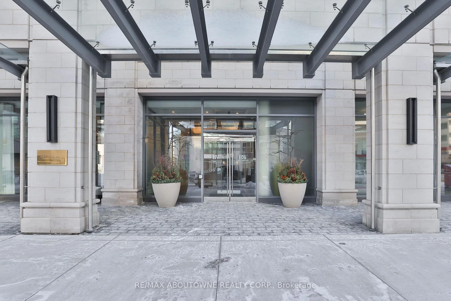 Photo 4 of Unit 304, 2060 Lakeshore Road, Burlington, Brant — HOMEH