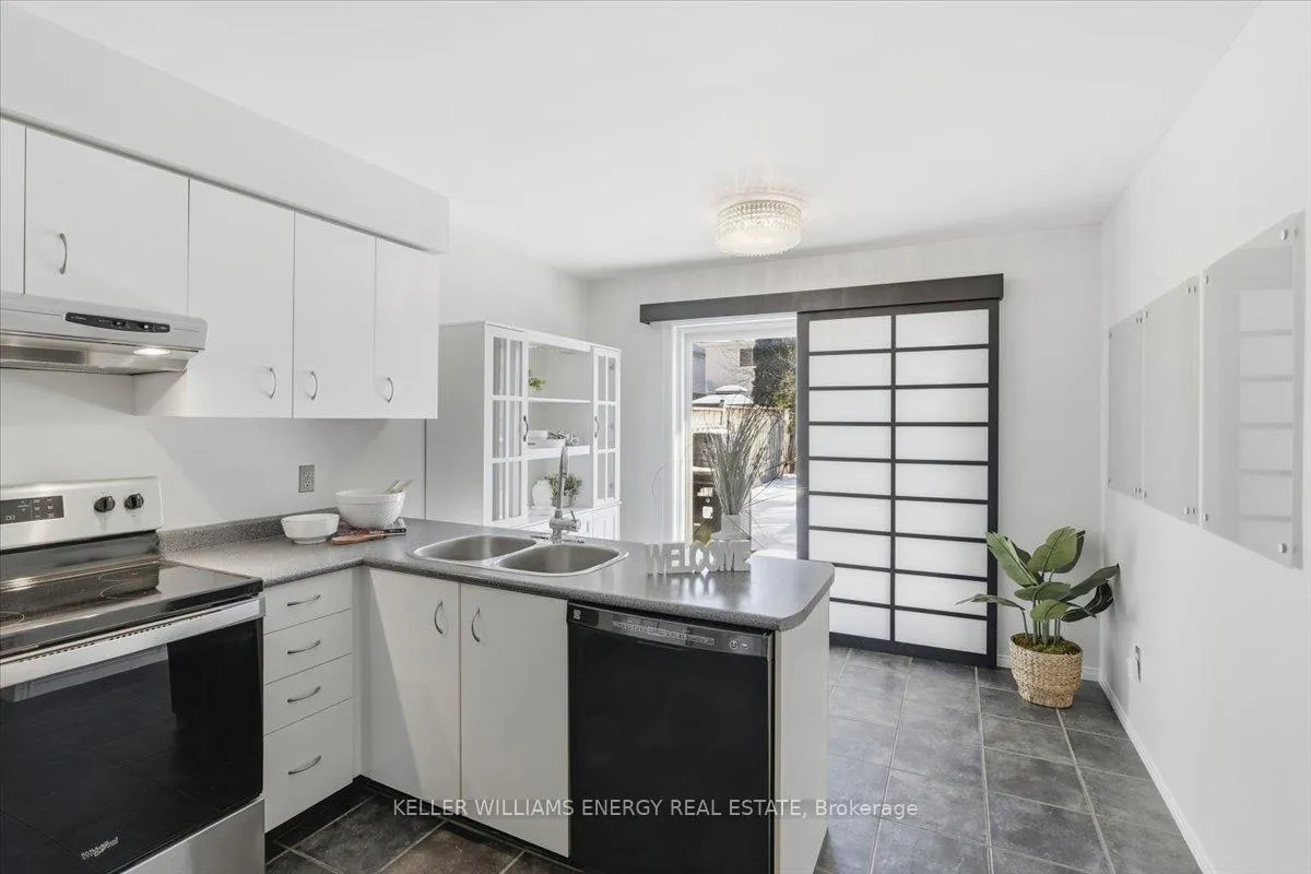 Photo 5 of 54 Farncomb Crescent, Clarington, Bowmanville — HOMEH