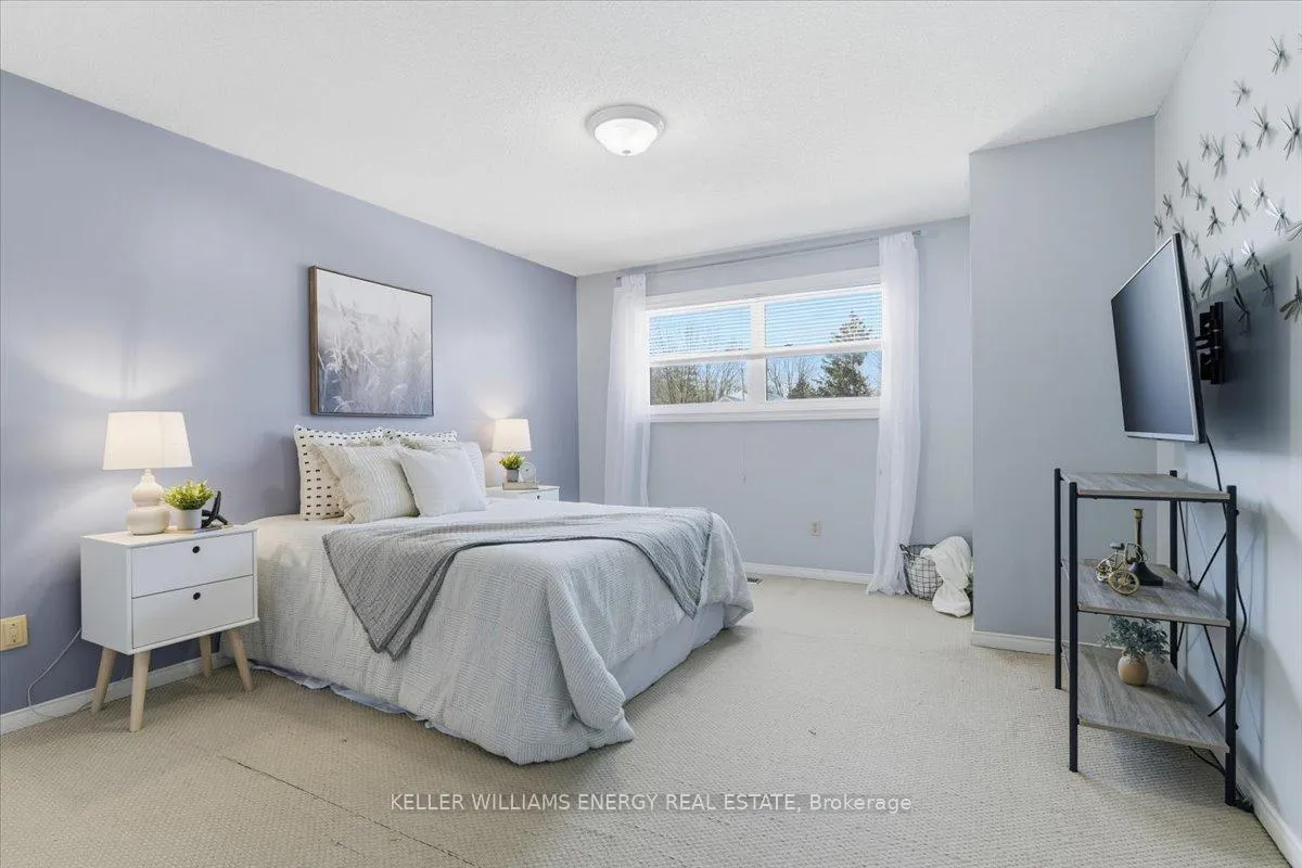 Photo 12 of 54 Farncomb Crescent, Clarington, Bowmanville — HOMEH