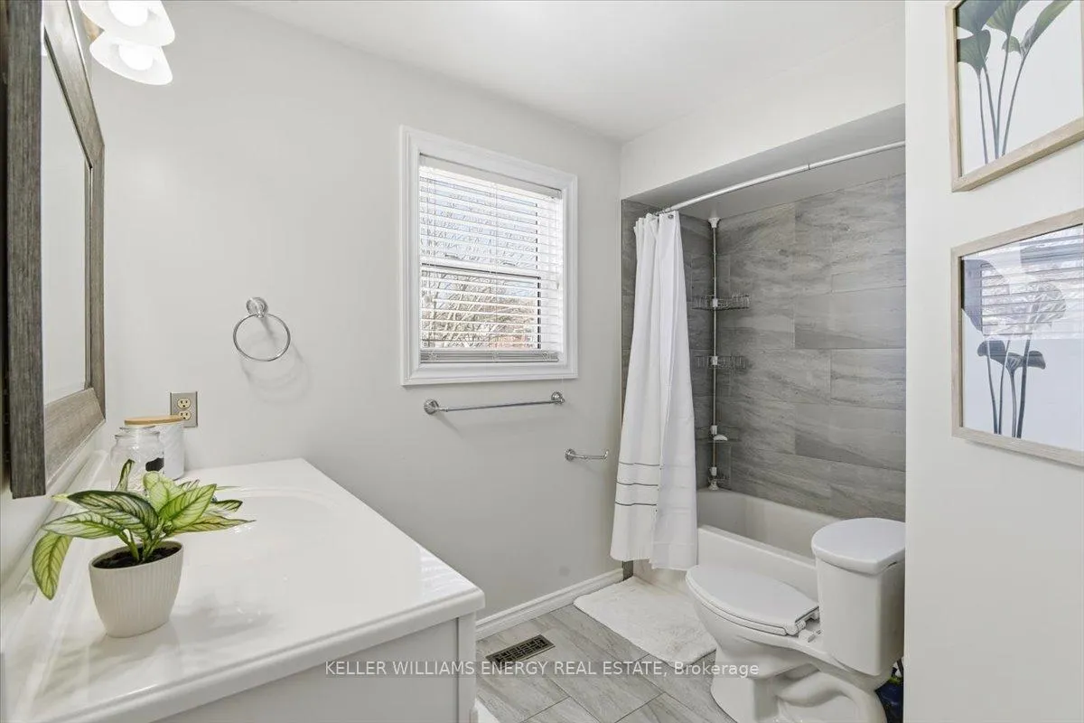 Photo 15 of 54 Farncomb Crescent, Clarington, Bowmanville — HOMEH