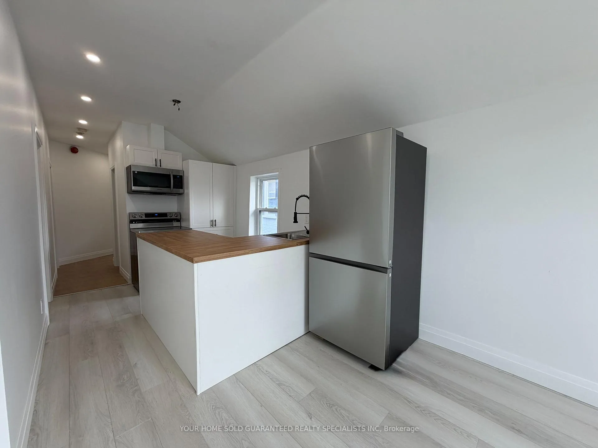 Photo 2 of Unit 1, 90 Wellington Street E, Aurora, Aurora Village — HOMEH