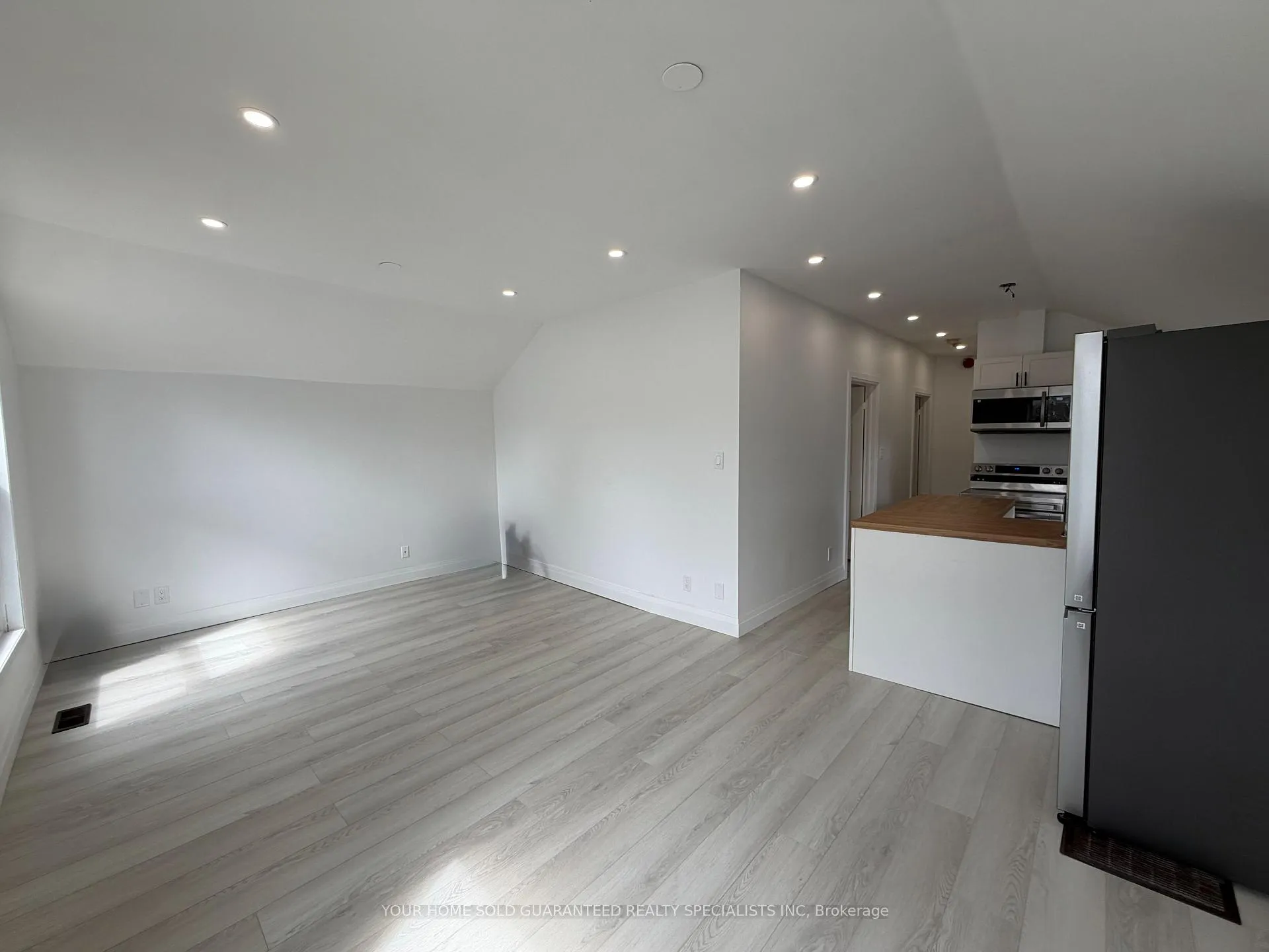 Photo 3 of Unit 1, 90 Wellington Street E, Aurora, Aurora Village — HOMEH