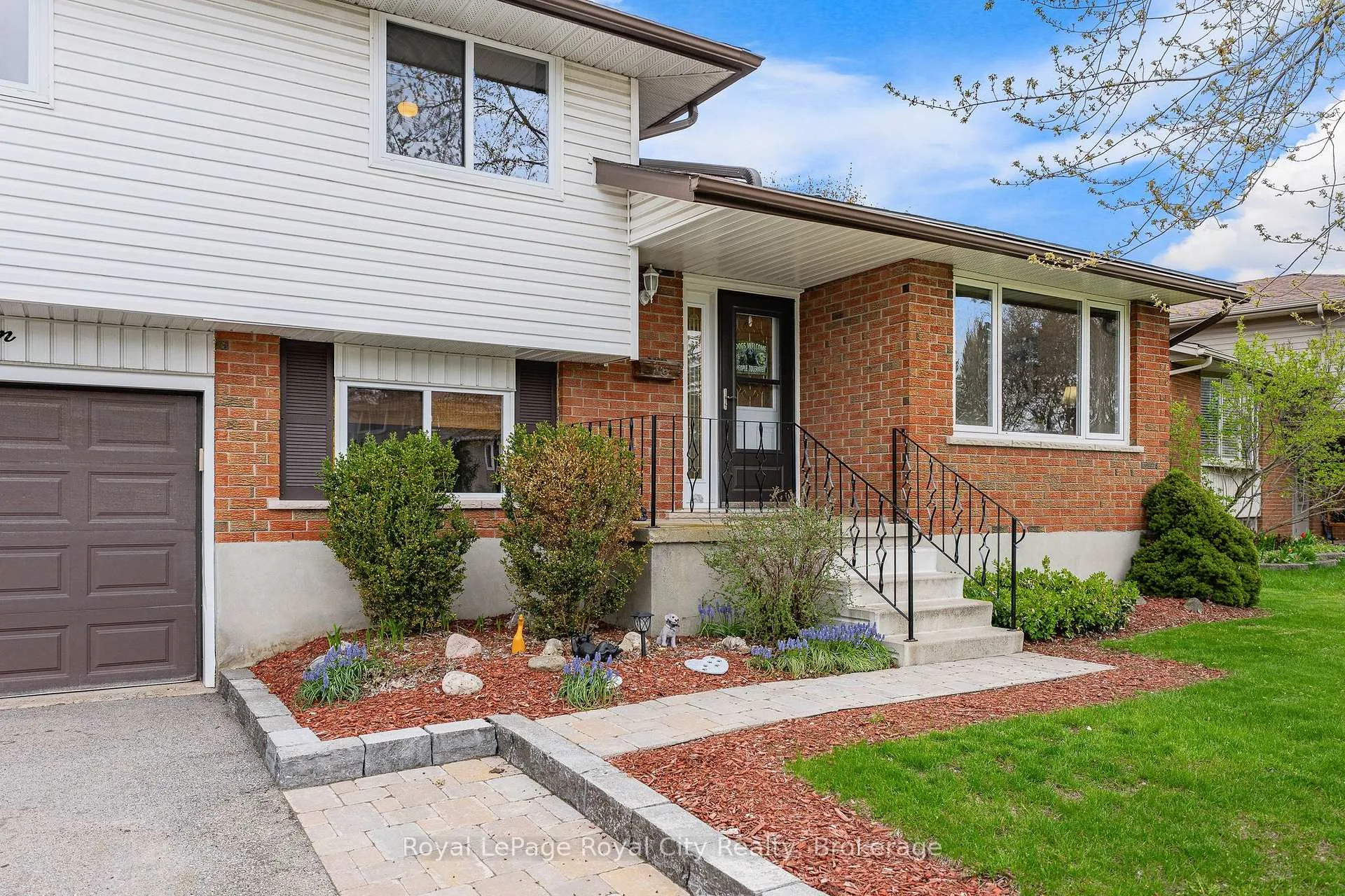 Photo 2 of 16 Sanderson Drive, Guelph, Willow West/Sugarbush/West Acres — HOMEH