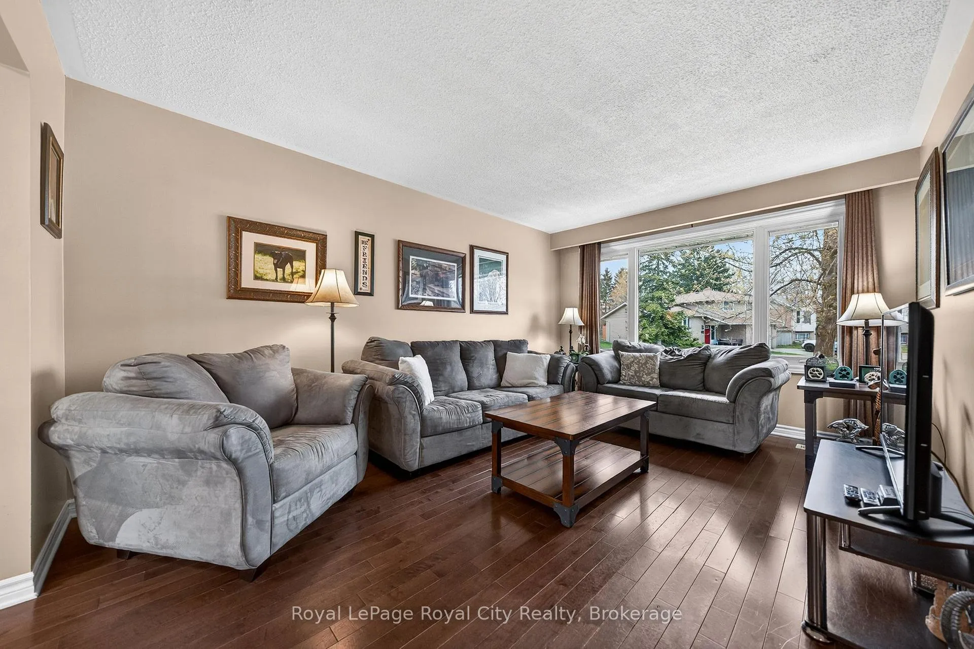 Photo 3 of 16 Sanderson Drive, Guelph, Willow West/Sugarbush/West Acres — HOMEH