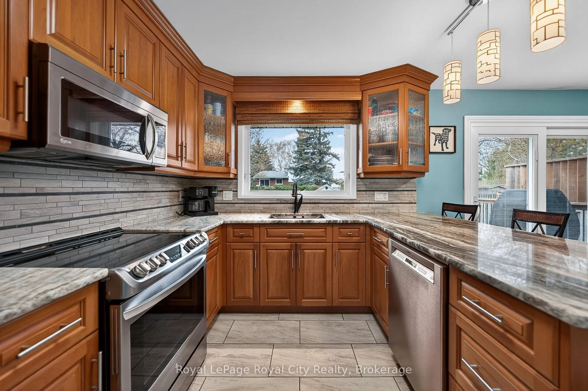 Photo 8 of 16 Sanderson Drive, Guelph, Willow West/Sugarbush/West Acres — HOMEH