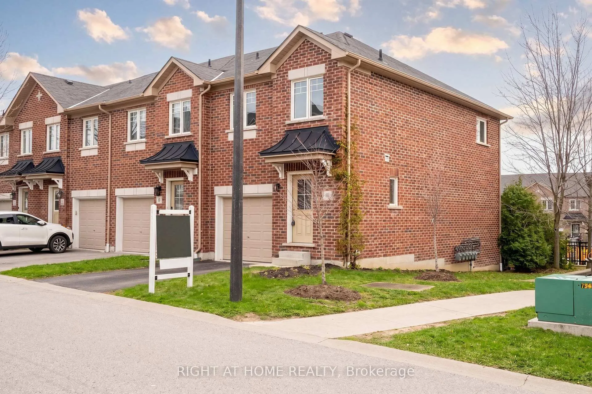 Photo 2 of 40 Markham Trail, Clarington, Bowmanville — HOMEH