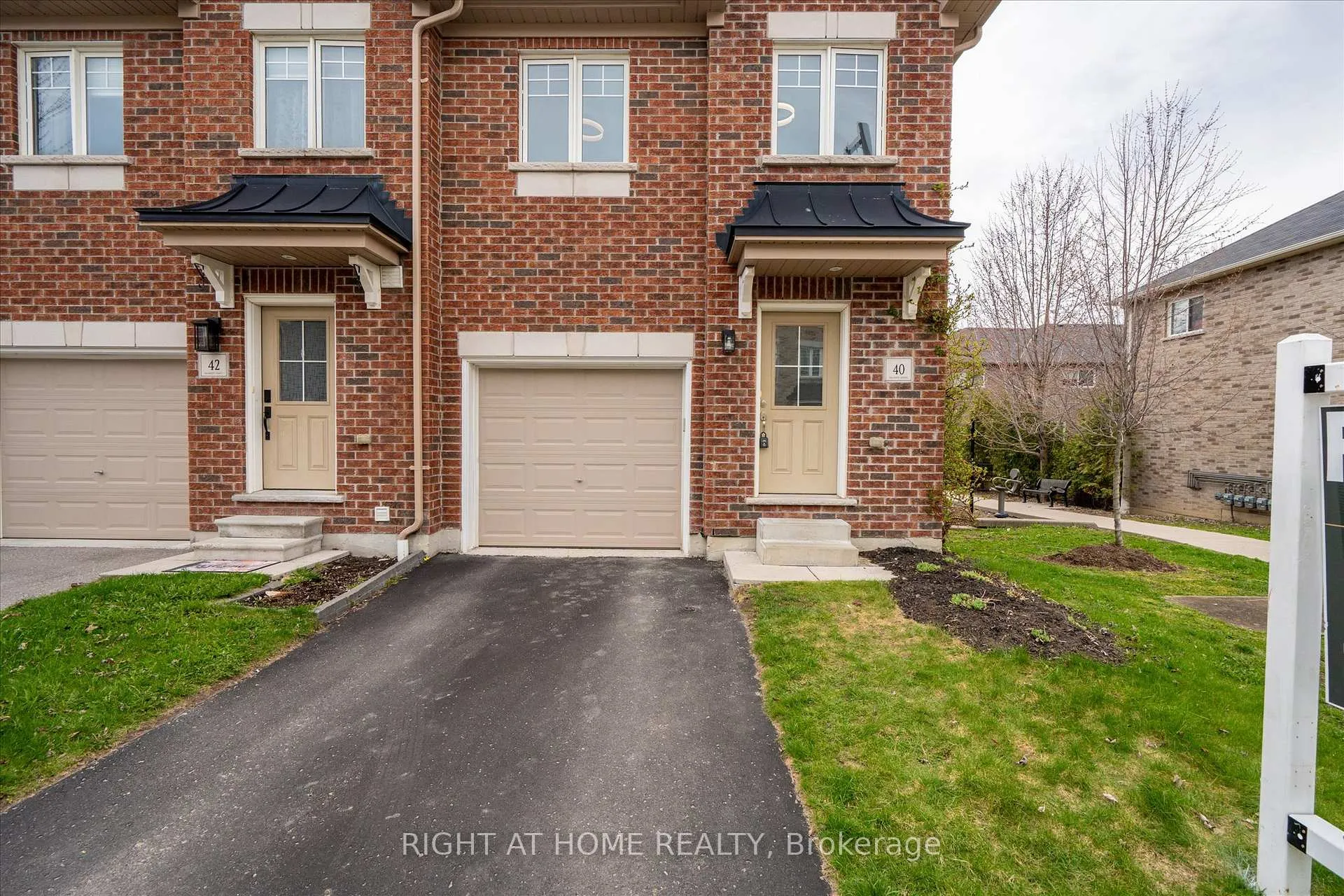 Photo 3 of 40 Markham Trail, Clarington, Bowmanville — HOMEH
