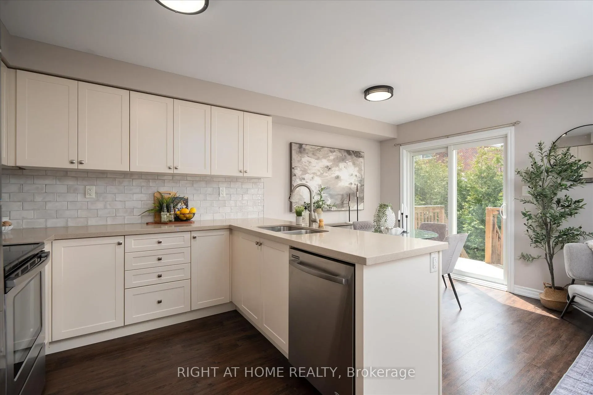Photo 11 of 40 Markham Trail, Clarington, Bowmanville — HOMEH