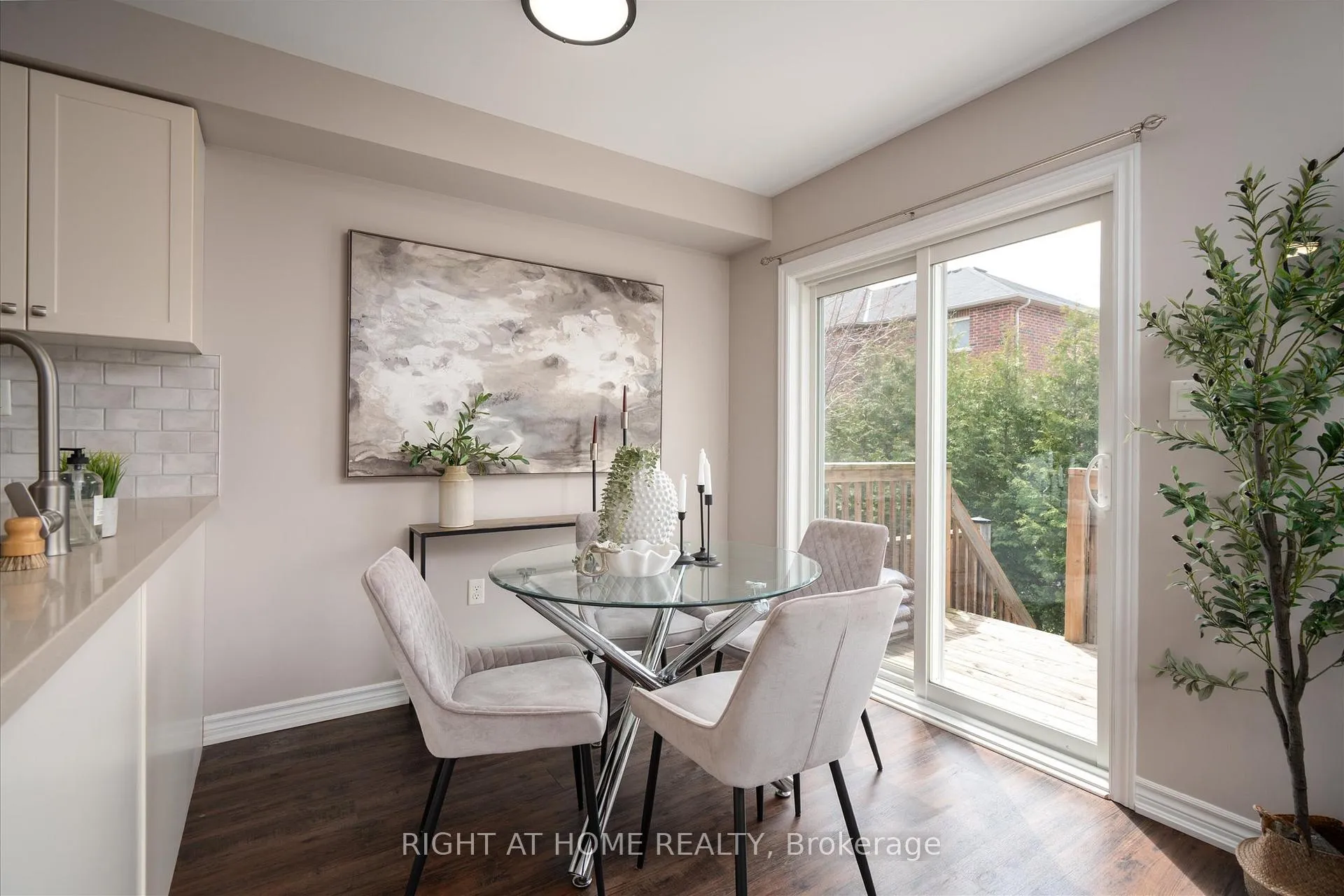 Photo 12 of 40 Markham Trail, Clarington, Bowmanville — HOMEH