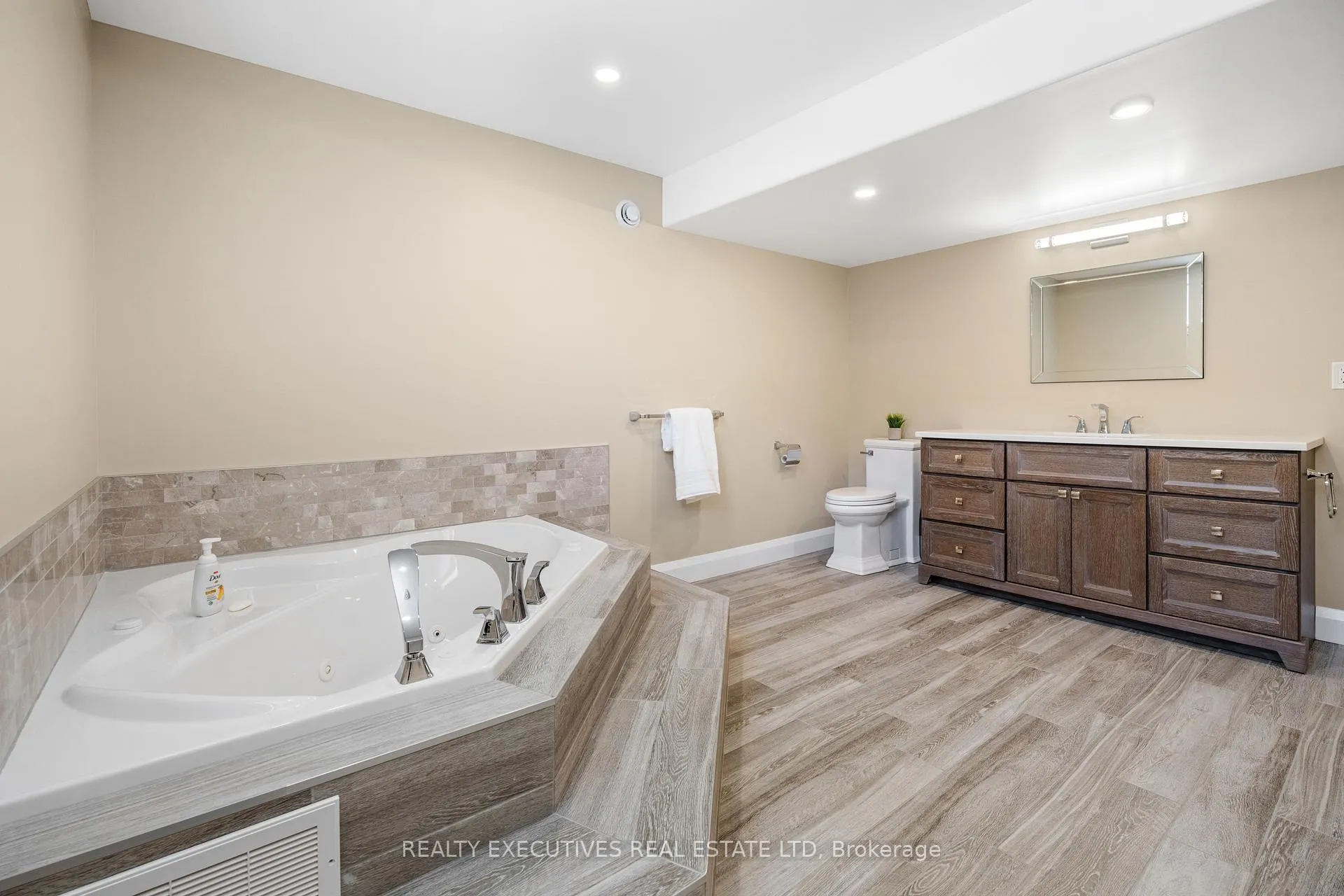 Photo 36 of 13 Flett Street, Edwardsburgh/Cardinal, Town of Cardinal — HOMEH