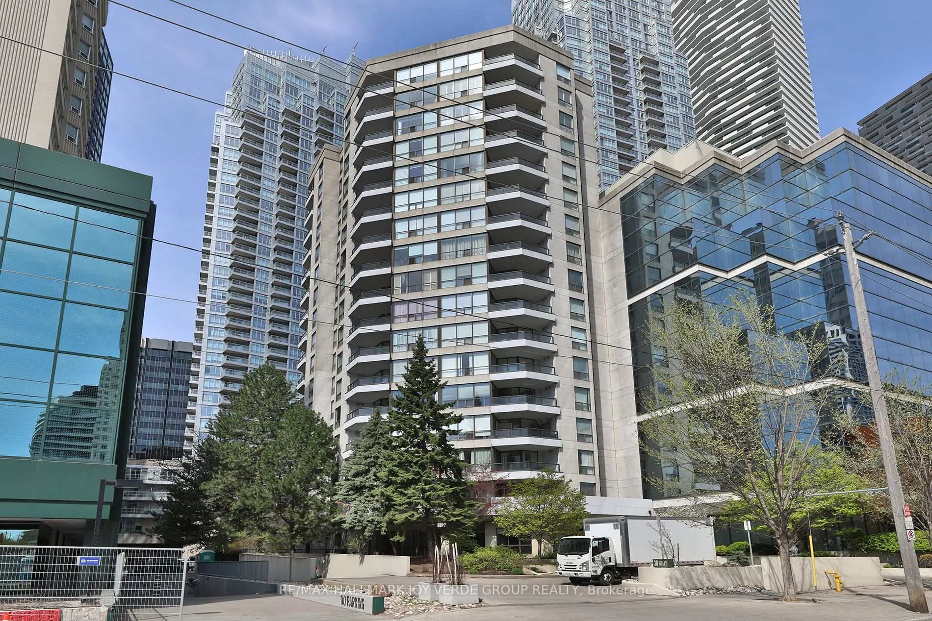 Photo 2 of Unit 906, 30 Holly Street, Toronto, Mount Pleasant West — HOMEH