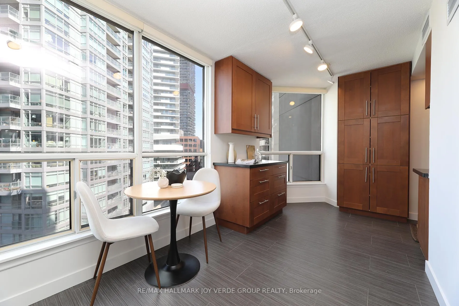 Photo 14 of Unit 906, 30 Holly Street, Toronto, Mount Pleasant West — HOMEH