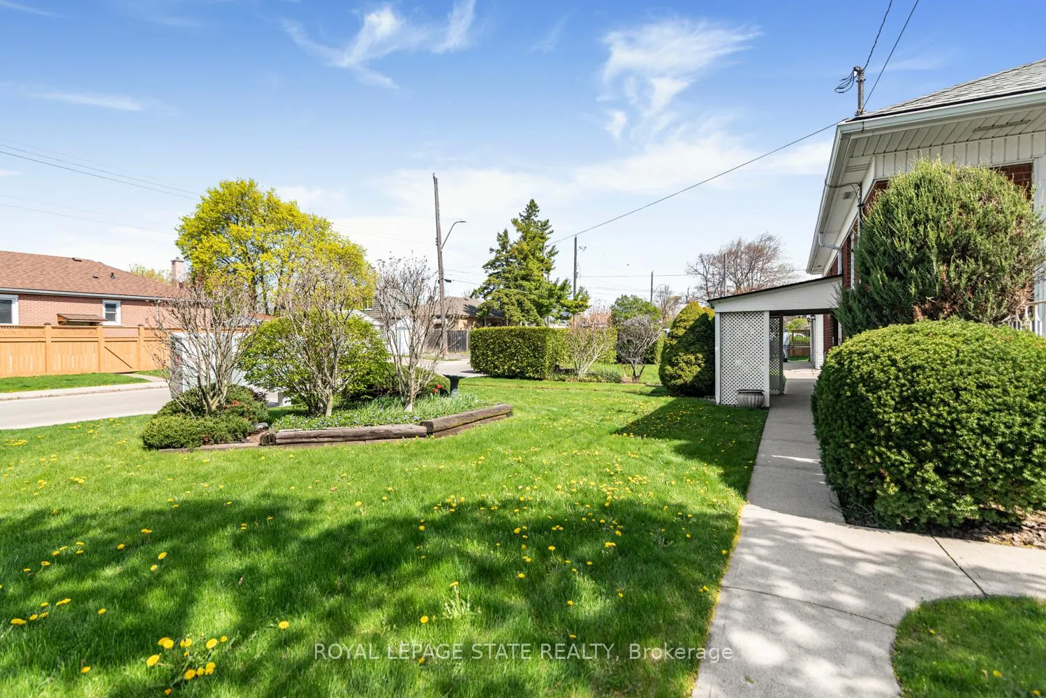 Photo 2 of 791 Brucedale Avenue E, Hamilton, Raleigh — HOMEH