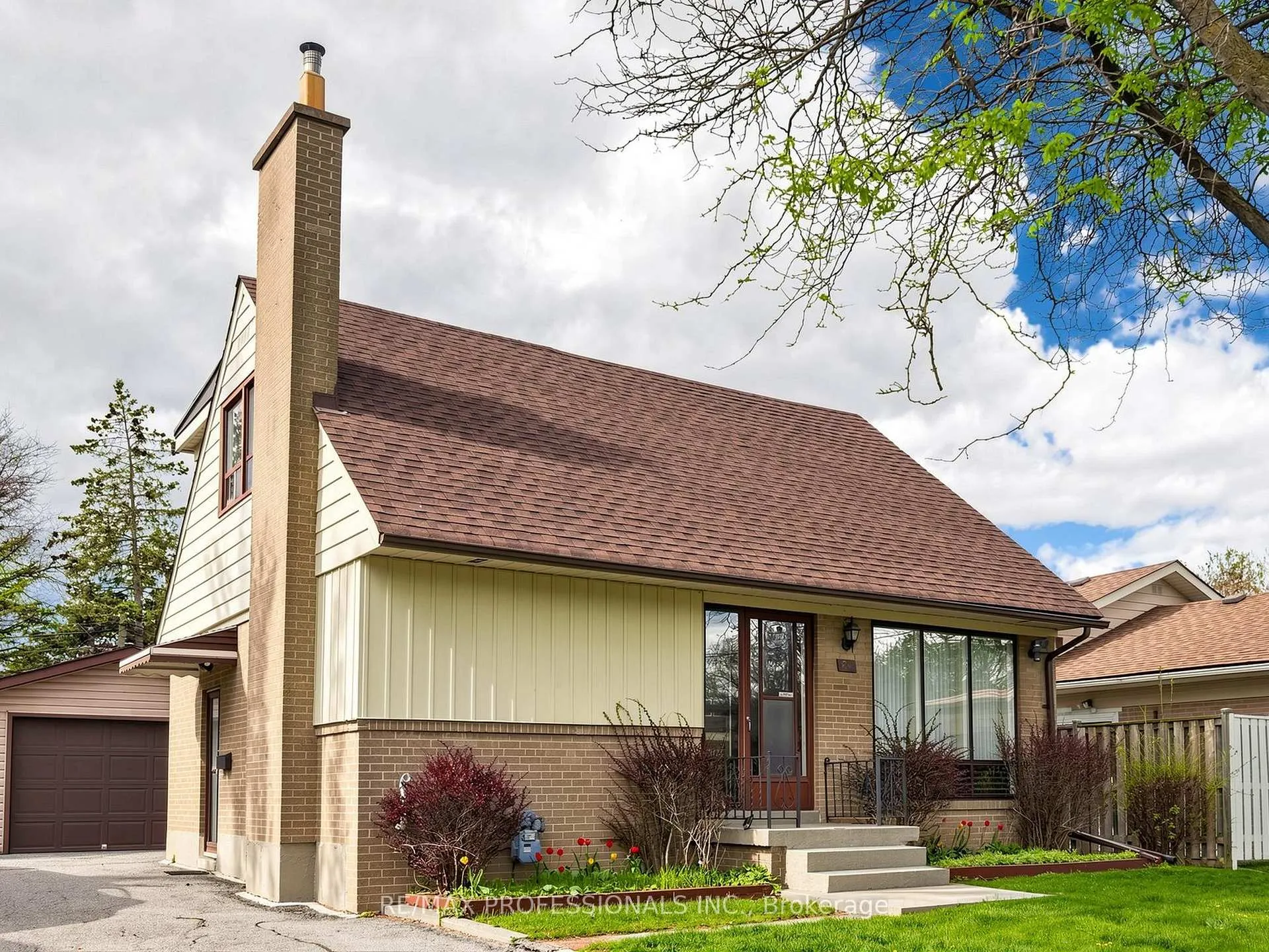 Photo 1 of 26 Henley Crescent, Etobicoke, Rexdale-Kipling — HOMEH