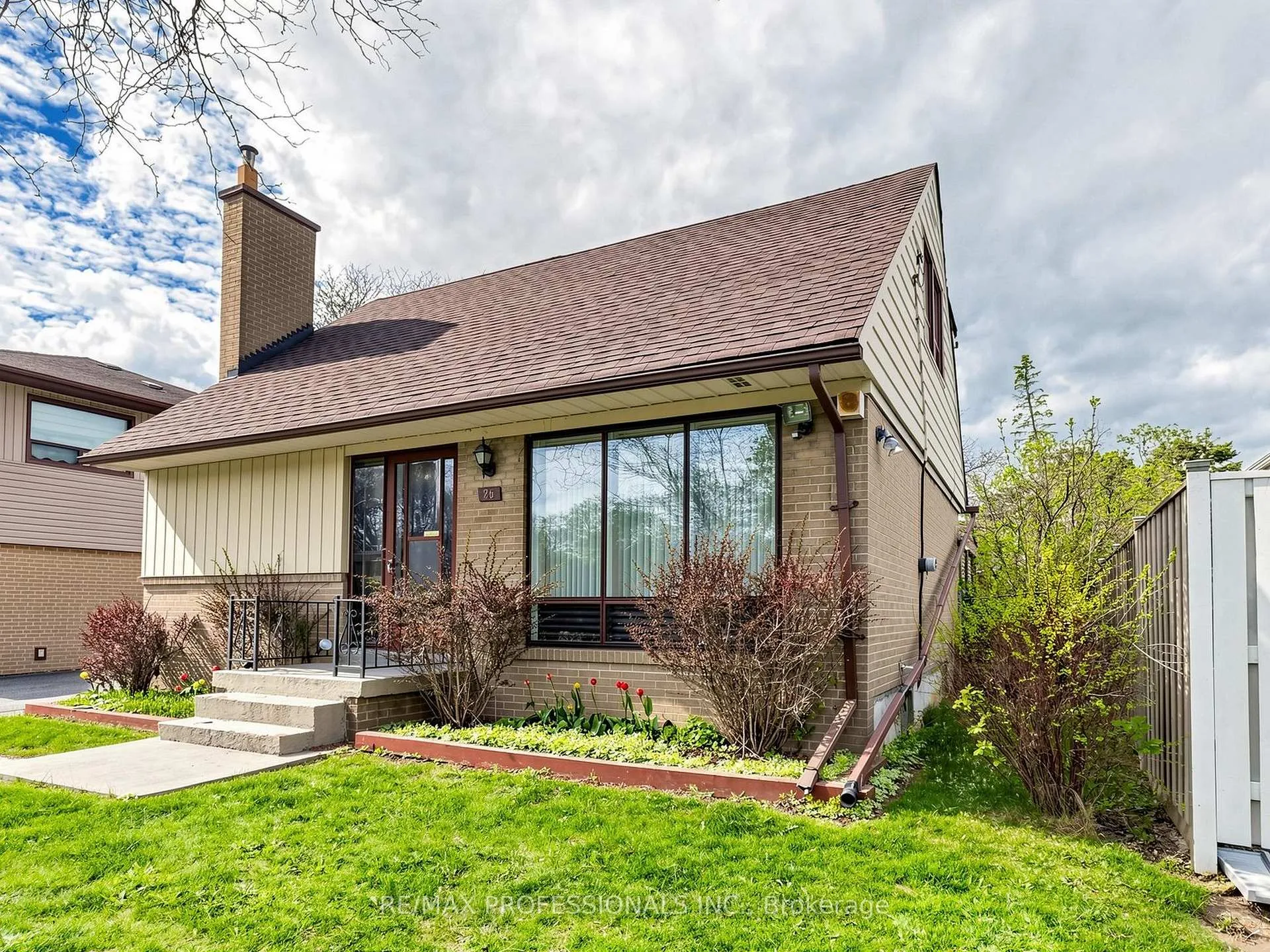Photo 2 of 26 Henley Crescent, Etobicoke, Rexdale-Kipling — HOMEH