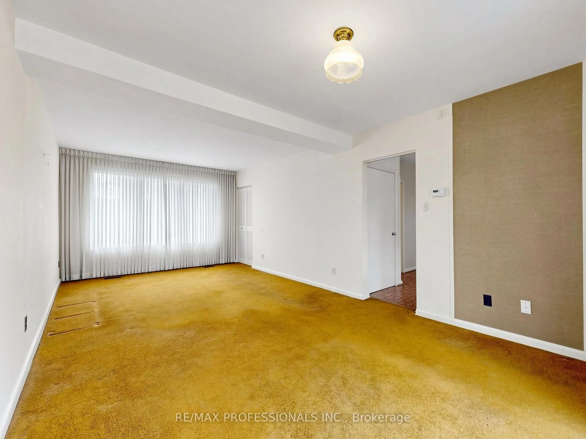 Photo 5 of 26 Henley Crescent, Etobicoke, Rexdale-Kipling — HOMEH