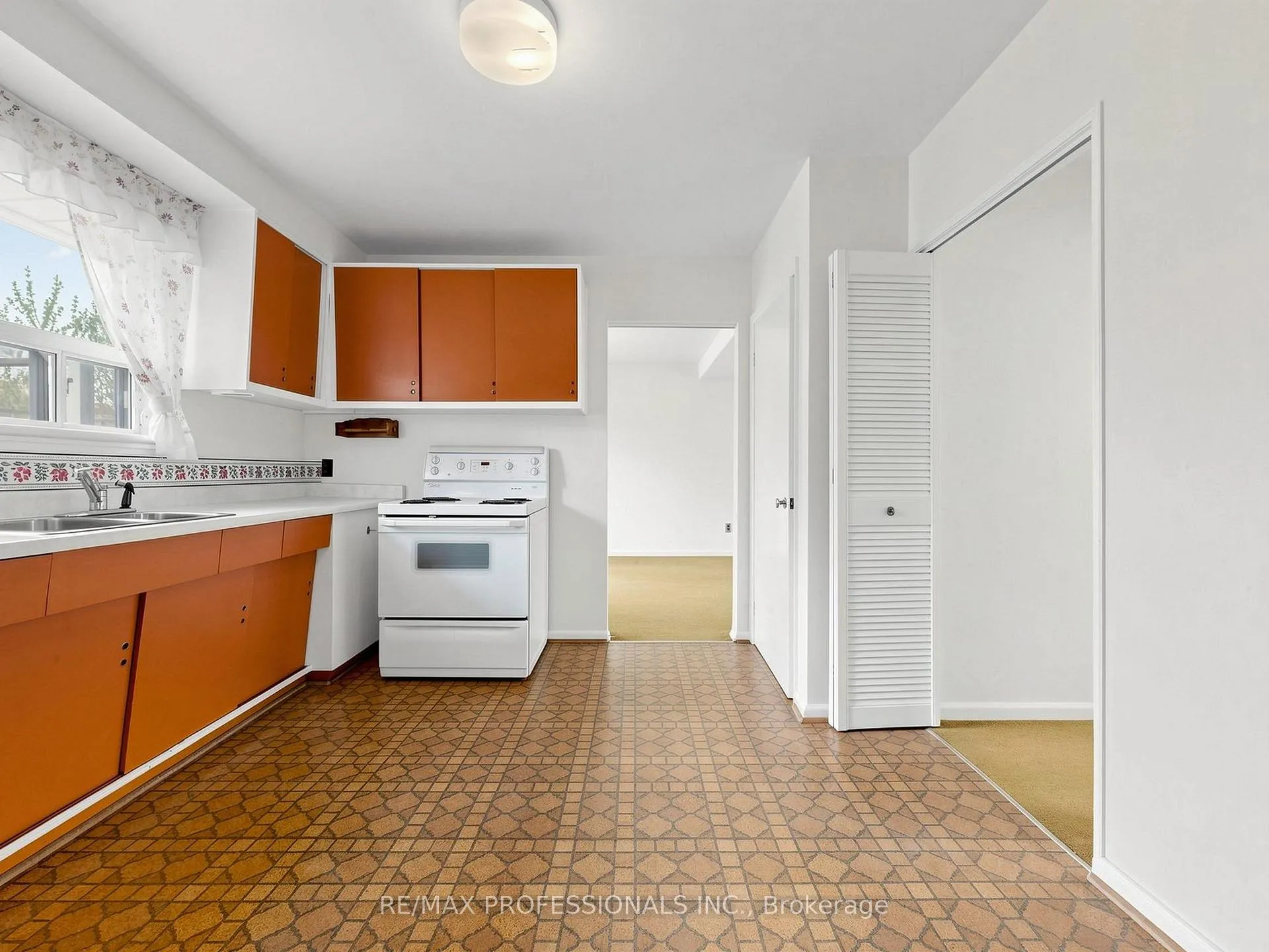 Photo 6 of 26 Henley Crescent, Etobicoke, Rexdale-Kipling — HOMEH