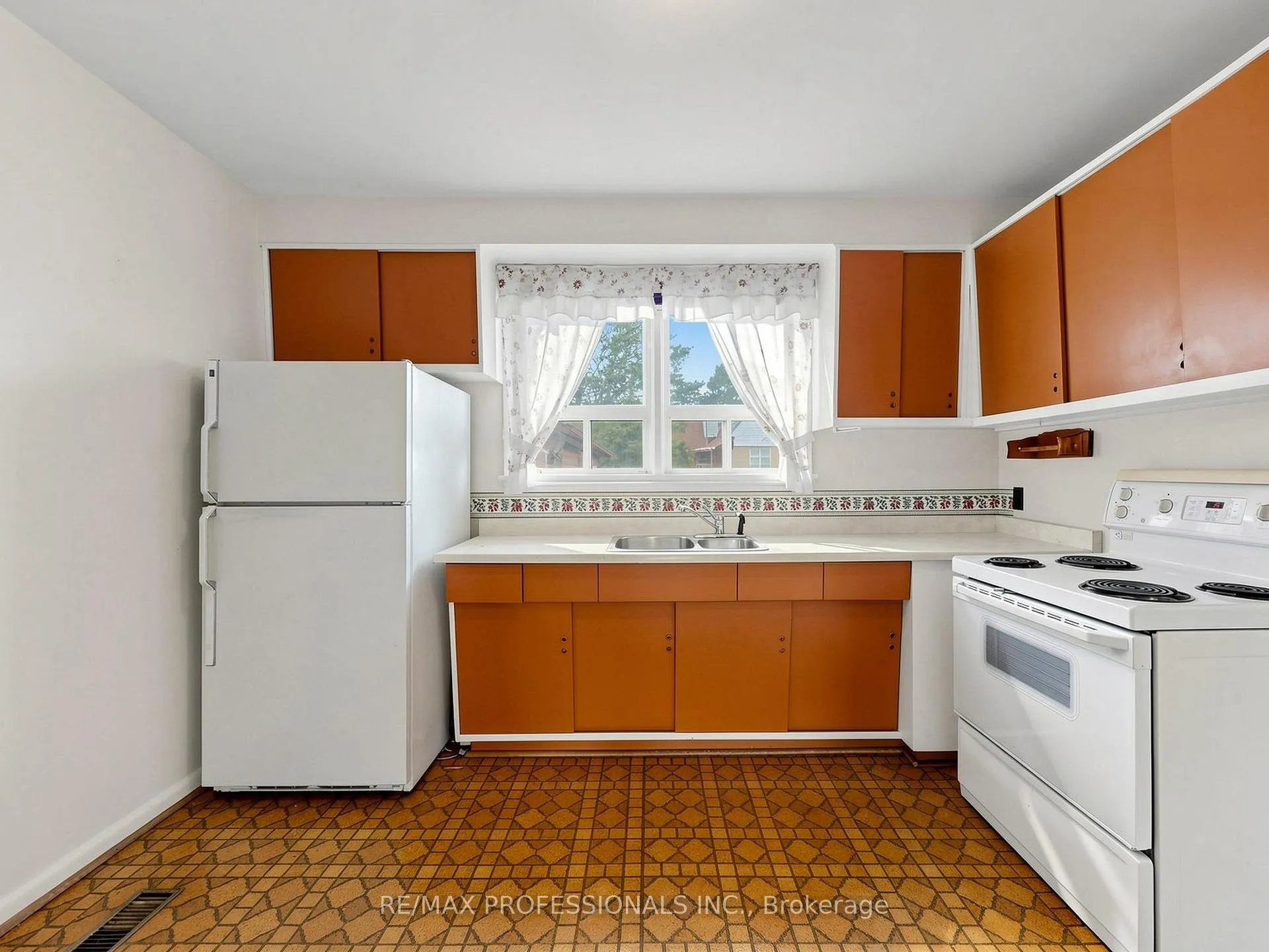 Photo 7 of 26 Henley Crescent, Etobicoke, Rexdale-Kipling — HOMEH