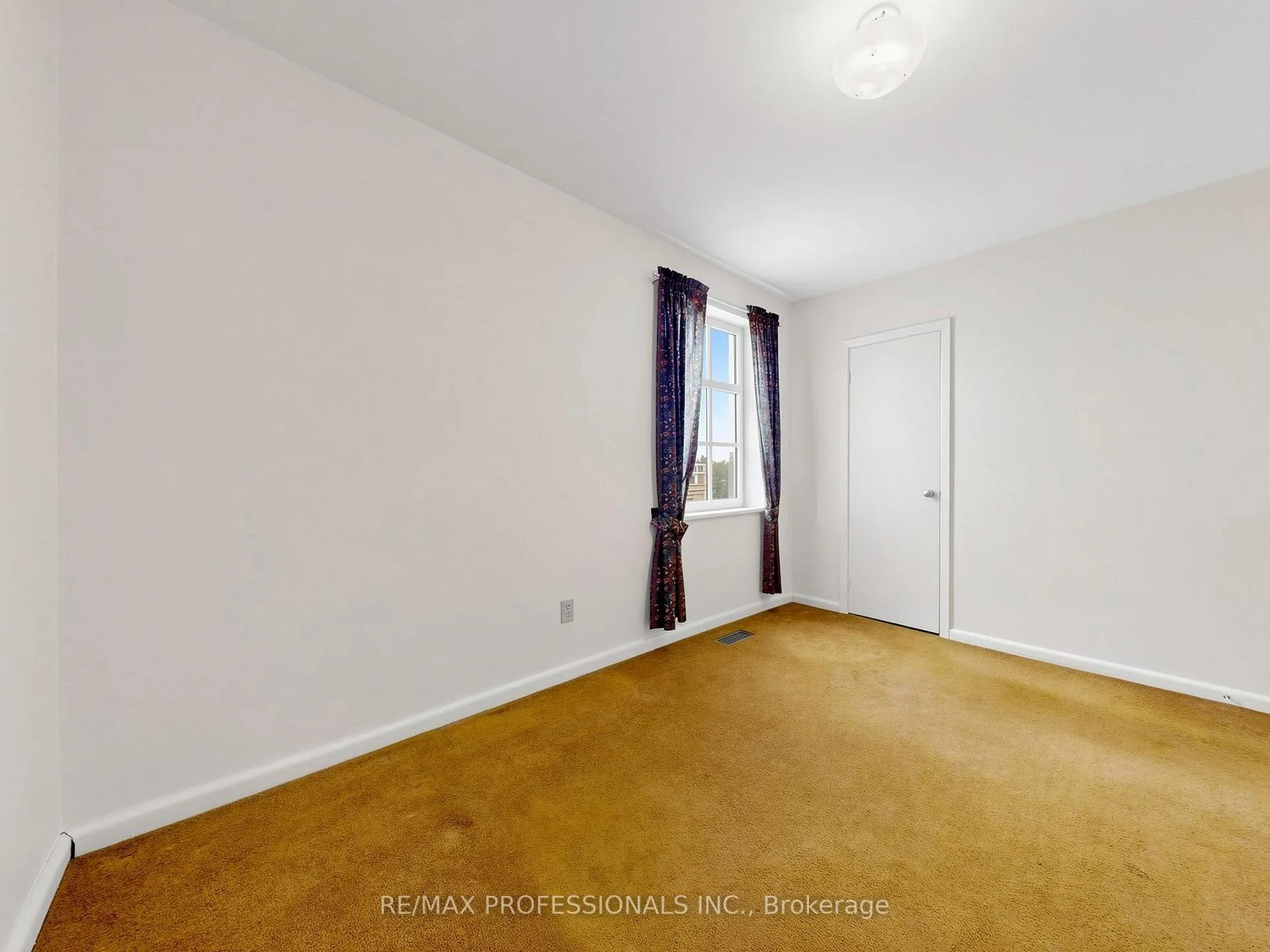 Photo 10 of 26 Henley Crescent, Etobicoke, Rexdale-Kipling — HOMEH