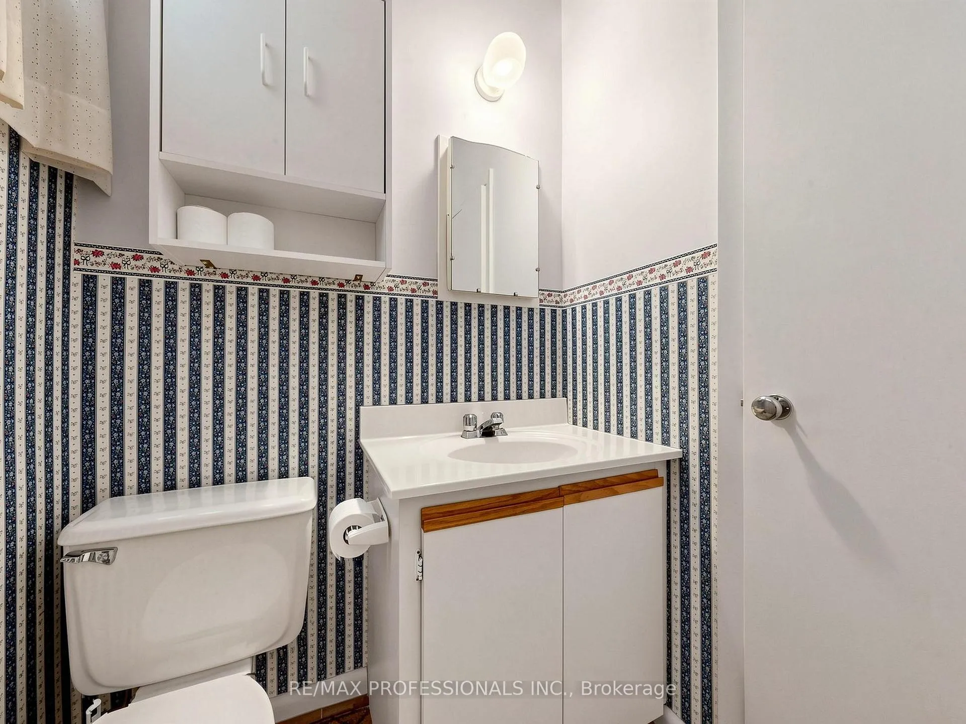 Photo 12 of 26 Henley Crescent, Etobicoke, Rexdale-Kipling — HOMEH